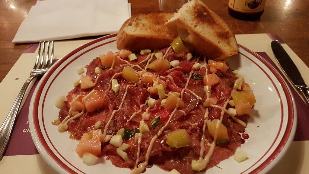 piatto con mix di salumi tipici