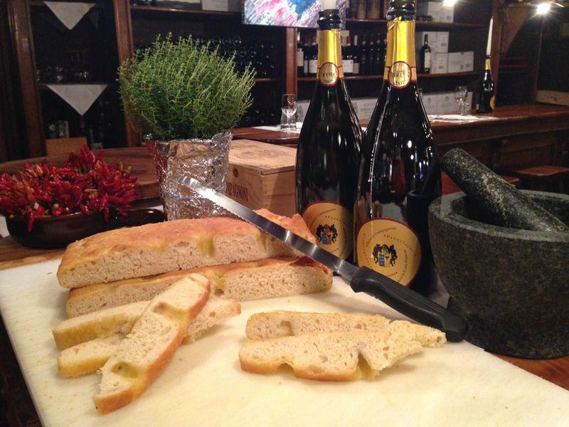 tavolo con bottiglie di vino abbinate a salumi