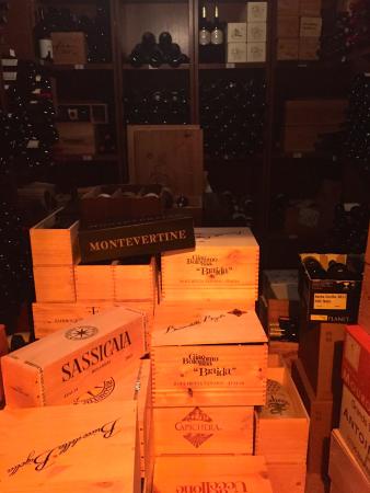 esposizione di vini dell'enoteca