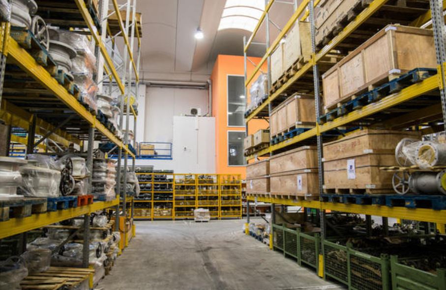 magazzino componenti industriali