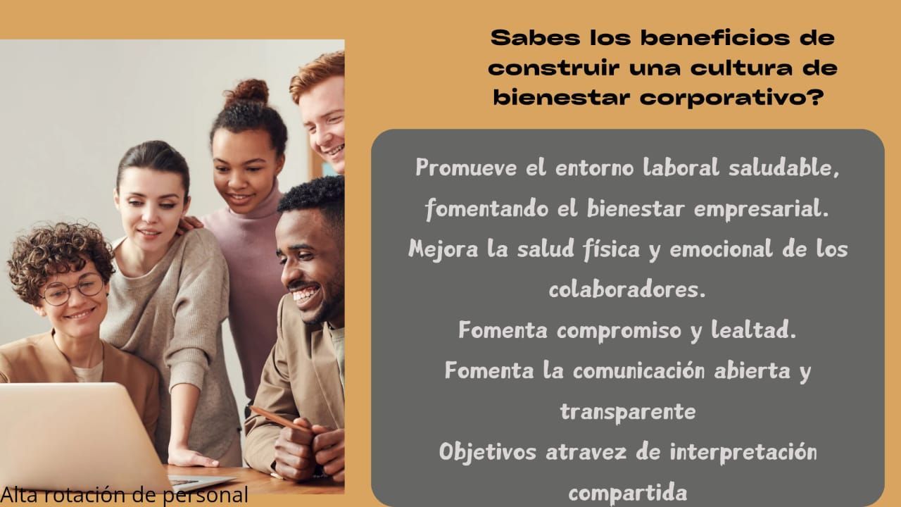 Grupo de personas mirando una computadora portátil, texto que enumera los beneficios del bienestar corporativo: entorno saludable, mejor salud de los empleados, lealtad, comunicación abierta.