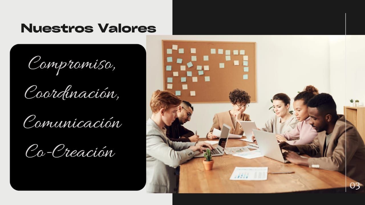 Personas colaborando alrededor de una mesa con el texto superpuesto 