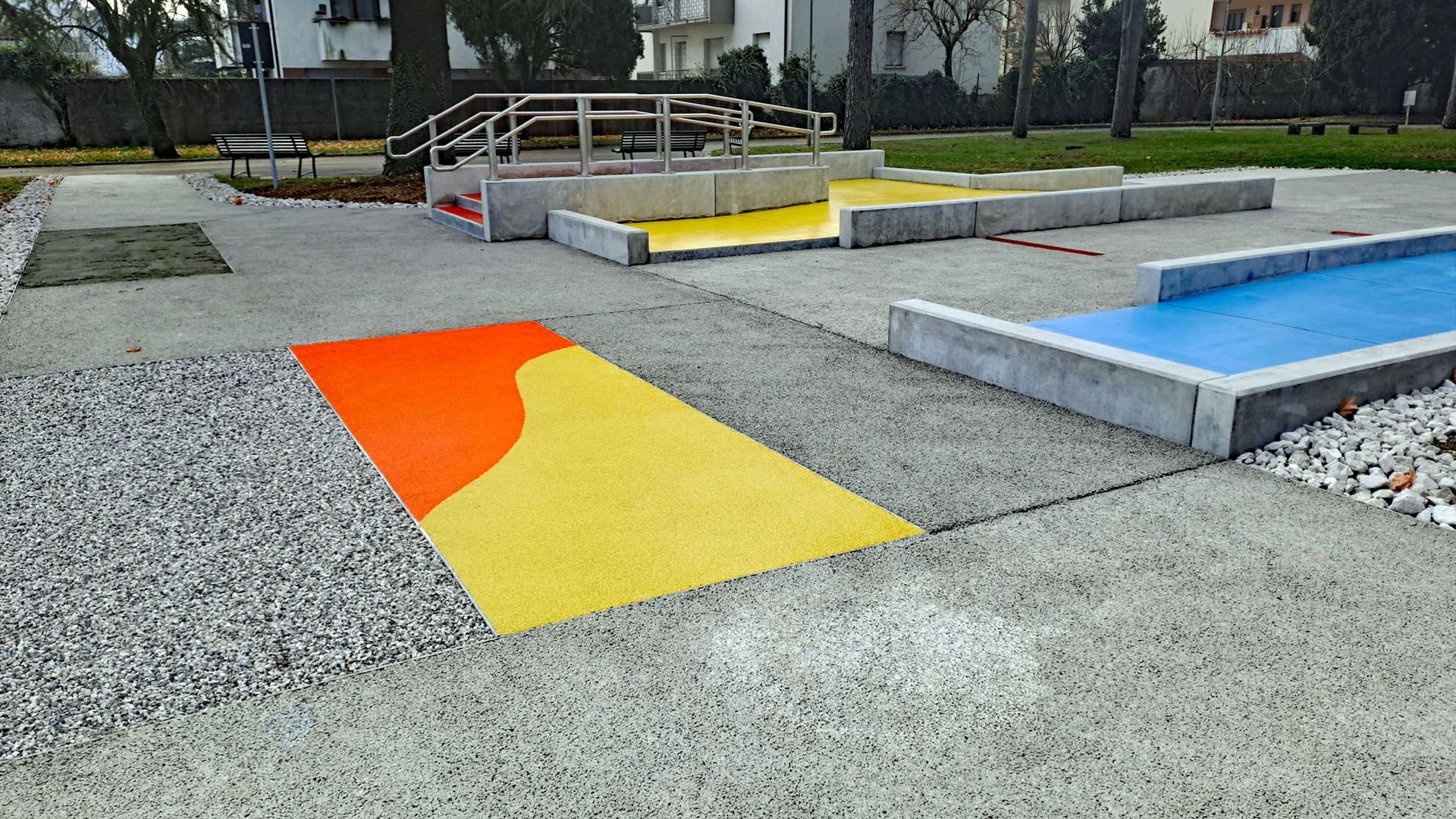 Vista dei percorsi con ostacoli, rampe, gradini per l'addestramento all'uso della sedia a ruote.