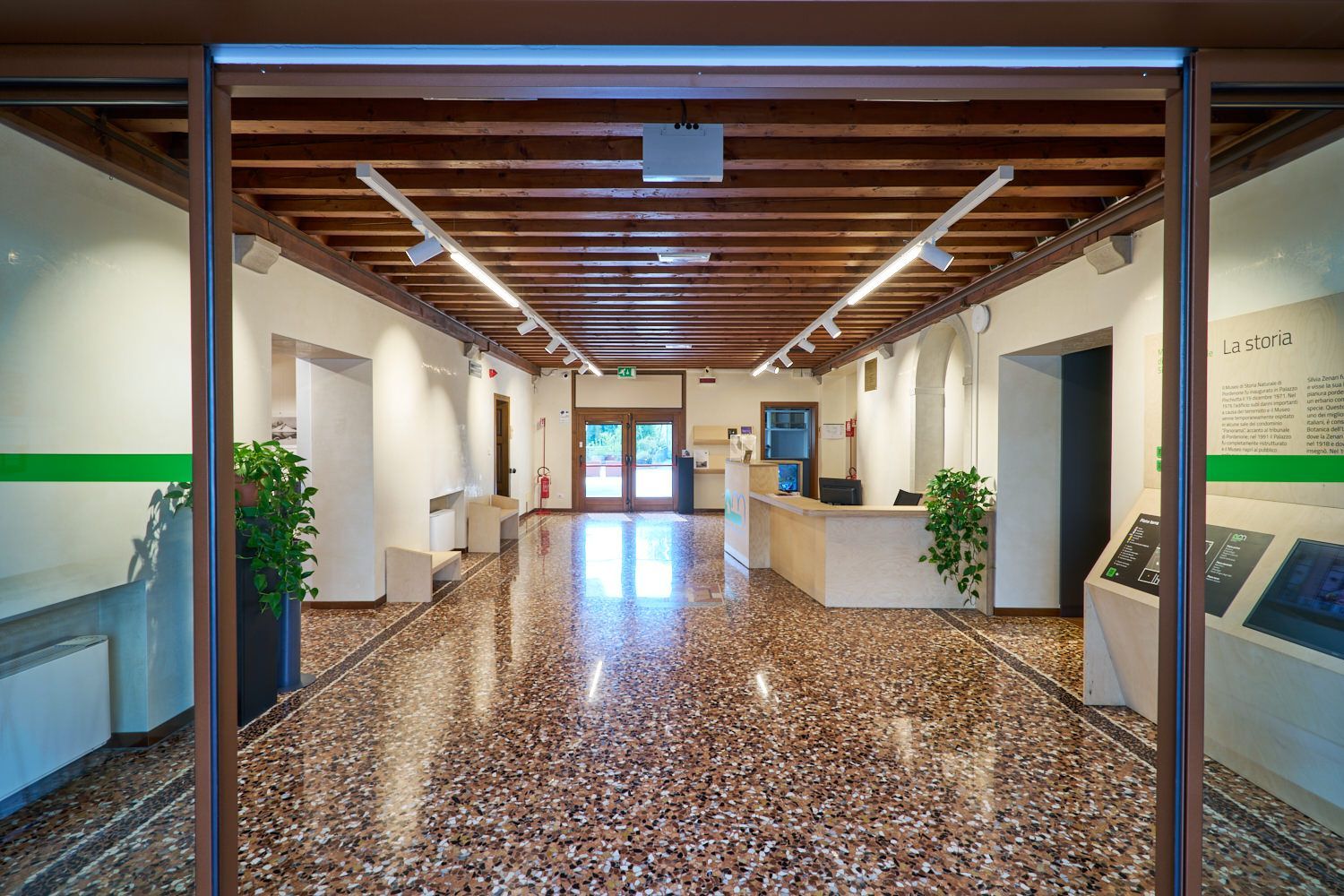 Museo di storia naturale, ingresso con mappa visiva e tattile e reception con parte ribassata