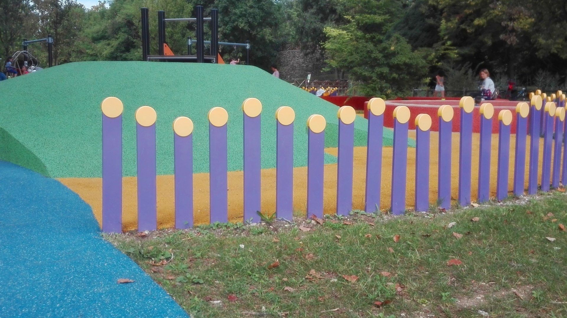 Staccionata giocosa per delimitare l'area gioco dei più piccoli