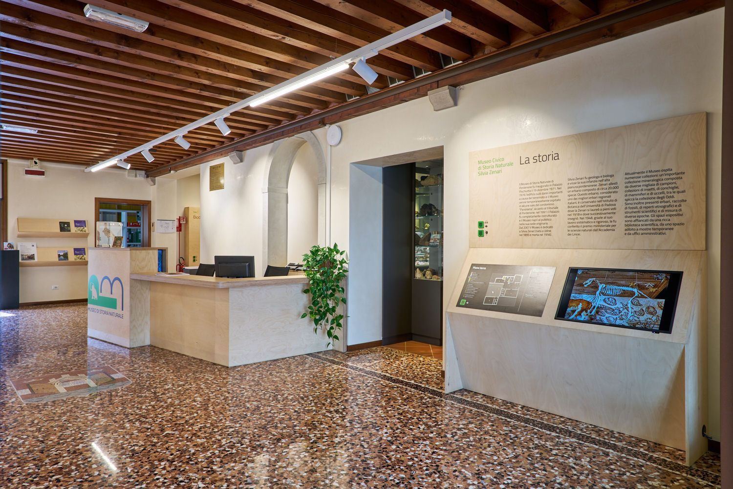 Museo di storia naturale, ingresso con mappa visiva e tattile e reception con parte ribassata