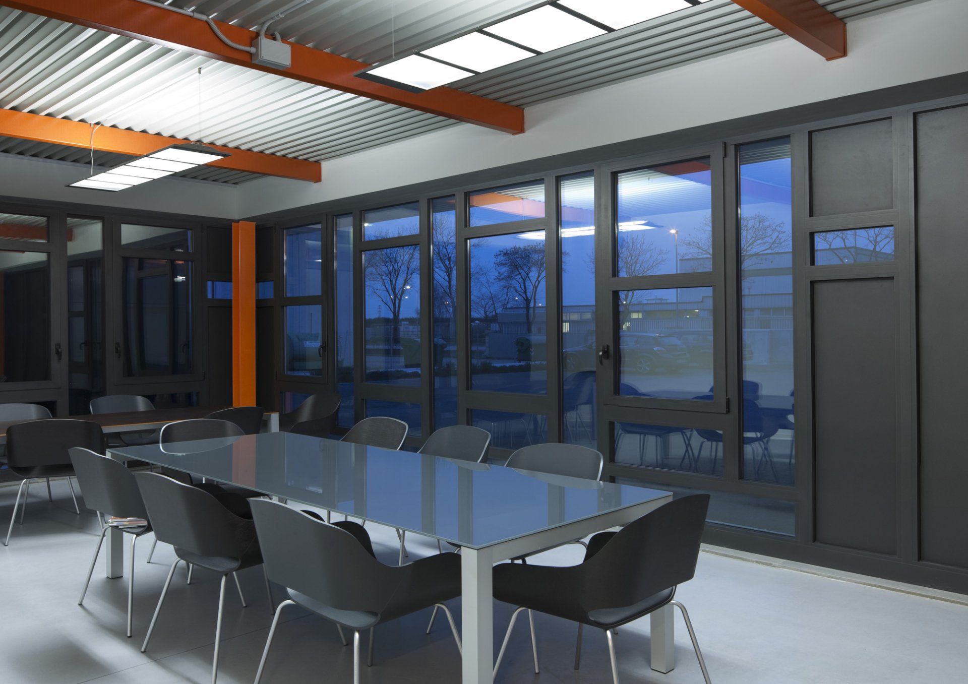 La sala riunioni con le vetrate trasparenti
