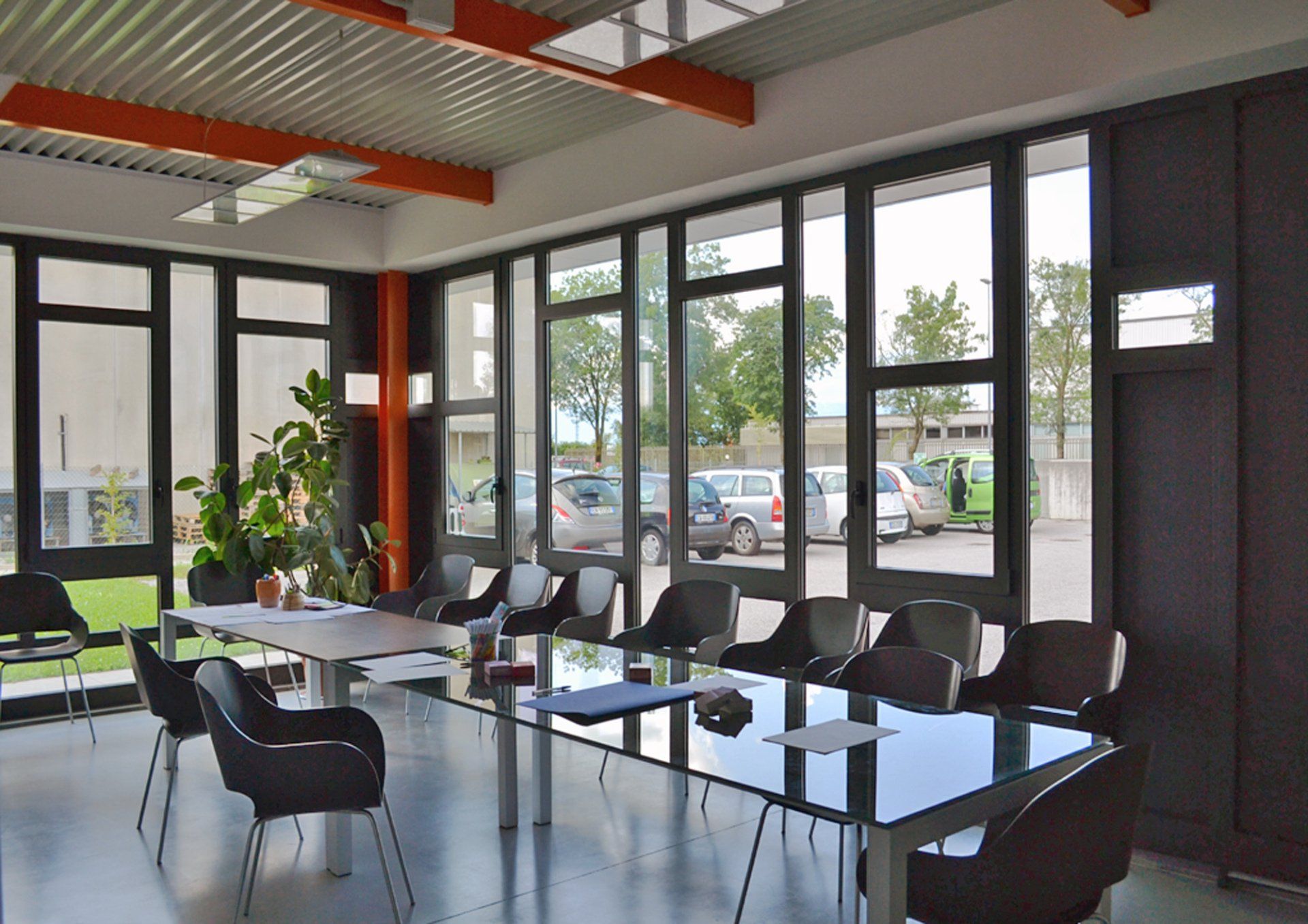 La sala riunioni con le vetrate trasparenti