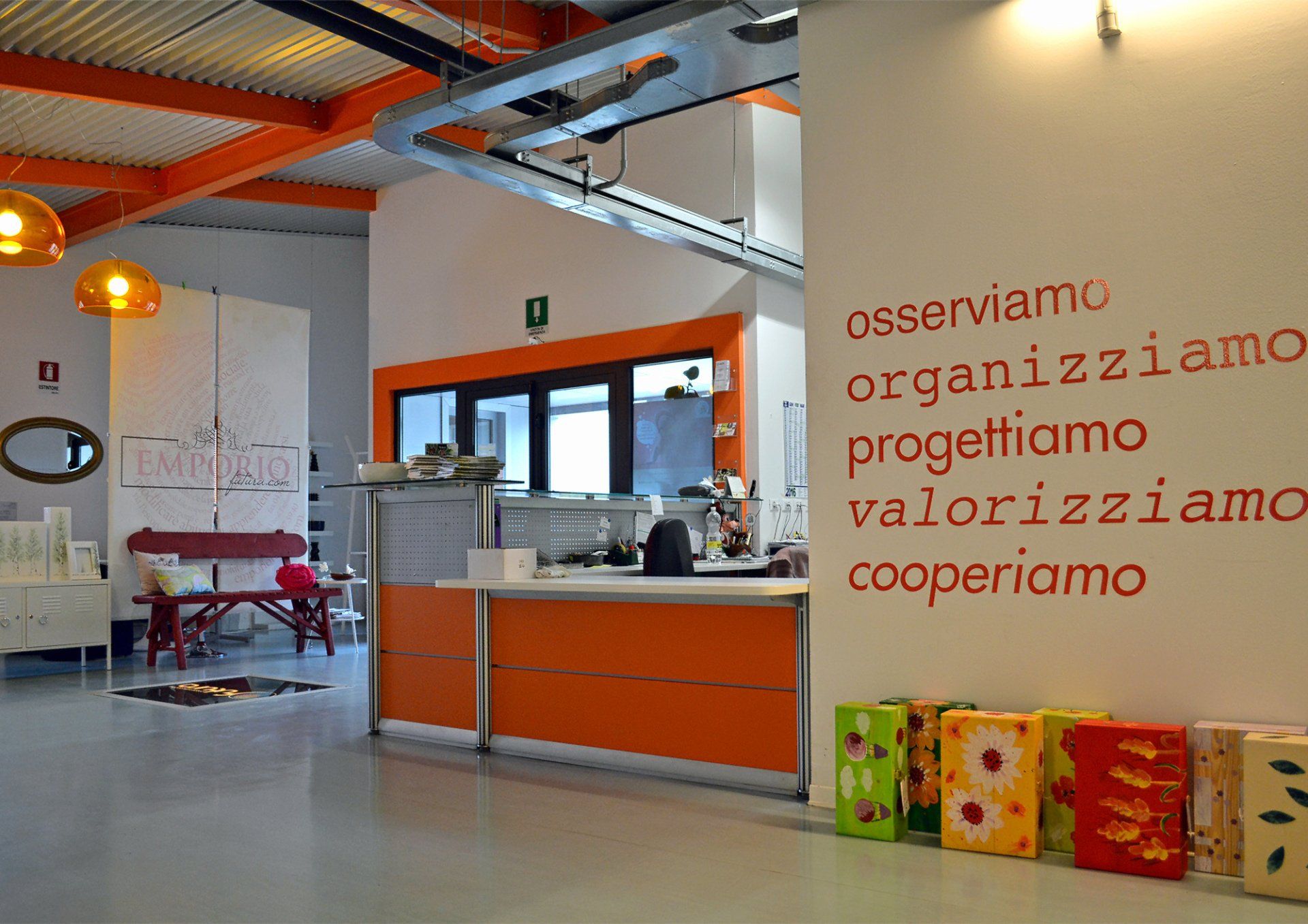 La reception con il bancone a doppia altezza