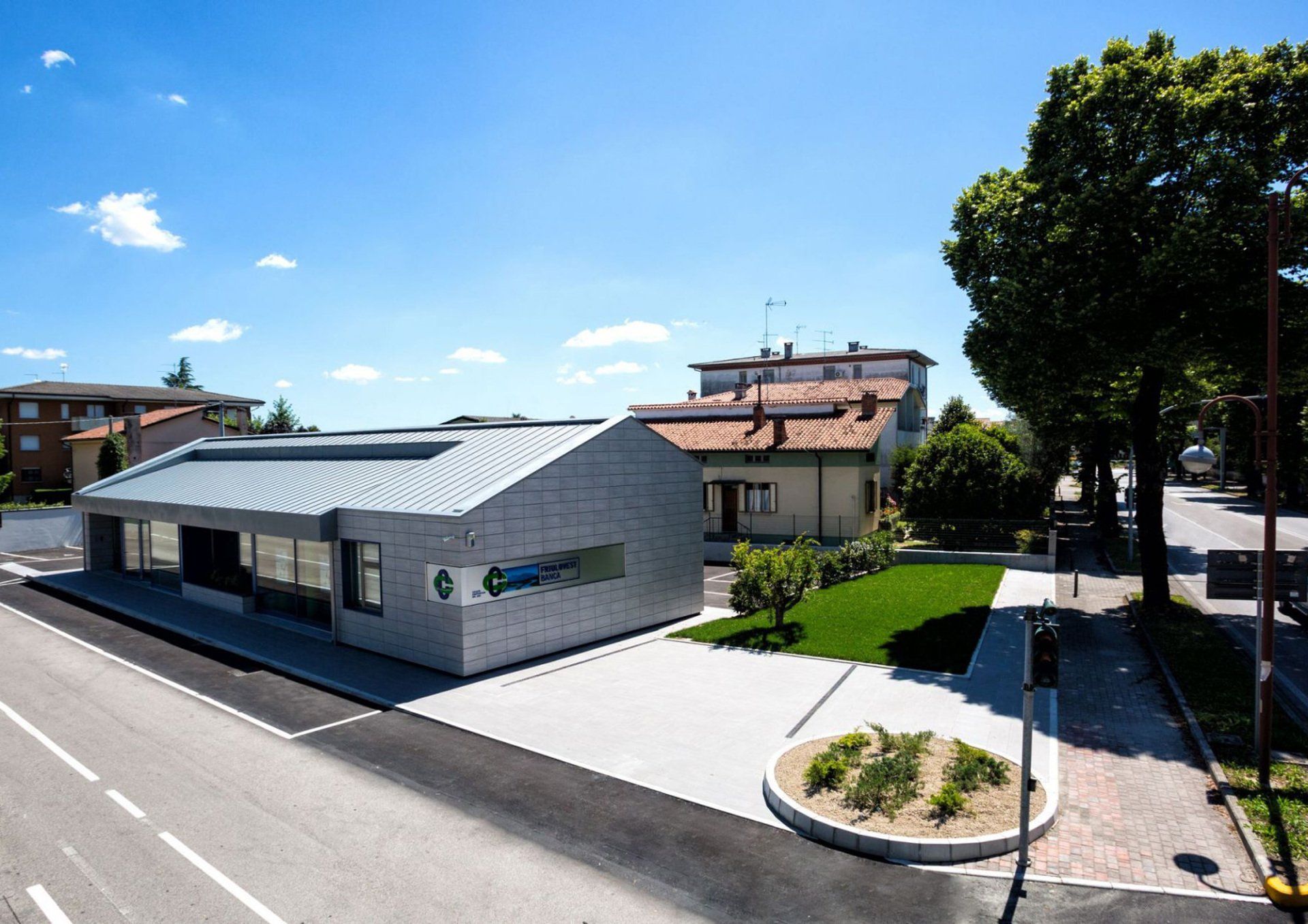 Sede filiale bancaria ad alta efficienza energetica, facciata ventilata e copertura con fotovoltaico integrato