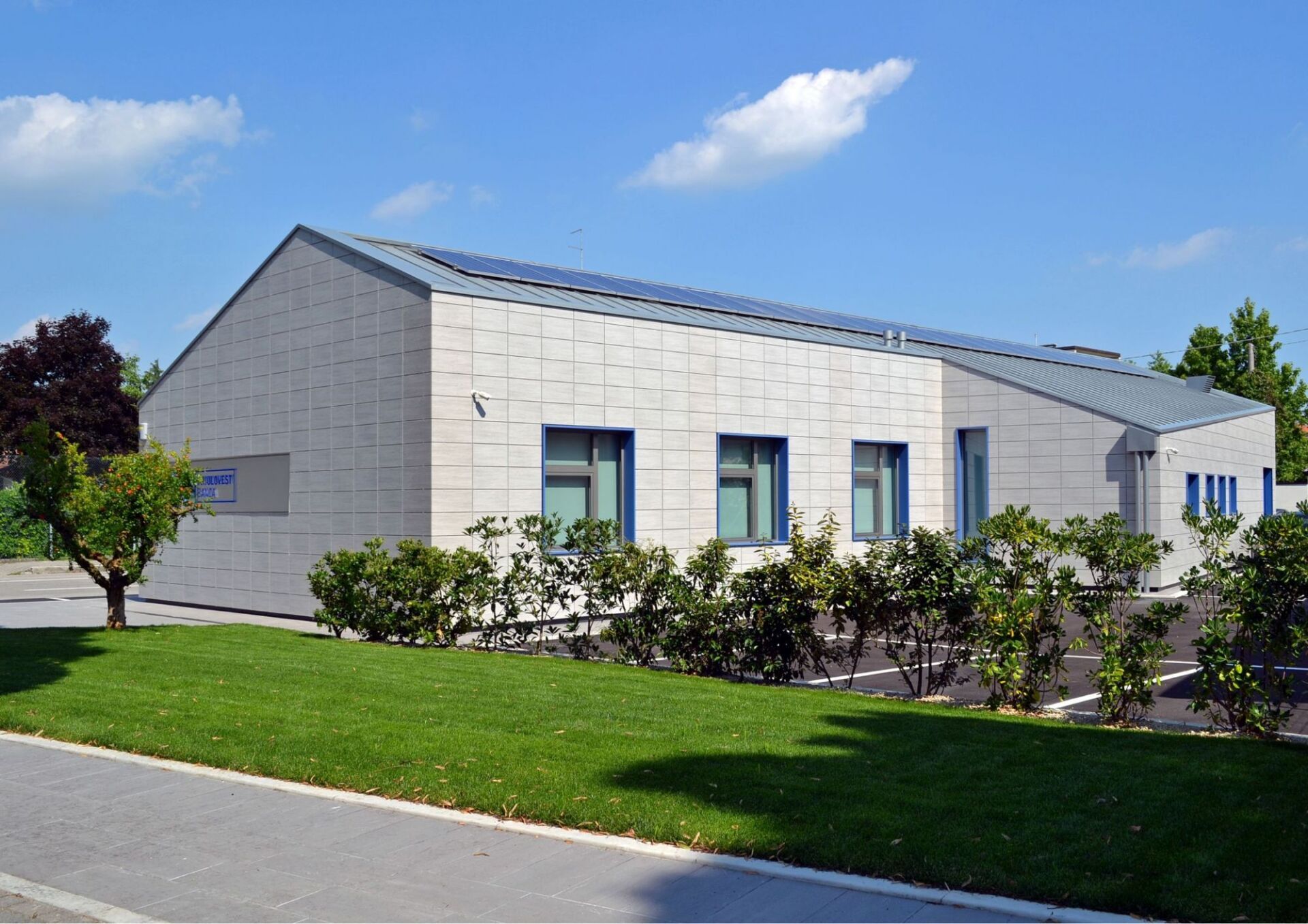 Filiale bancaria efficiente ed accessibile, vista dell'edificio