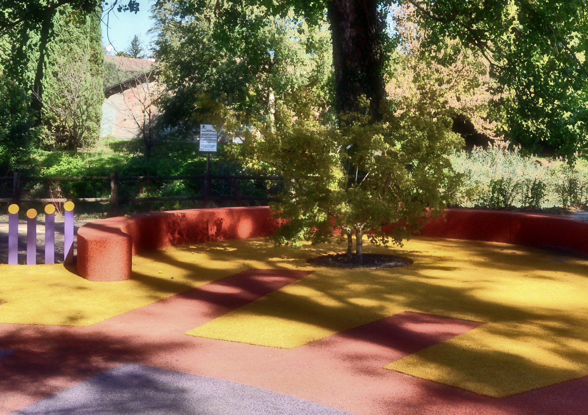 panchina e area gioco con rivestimento in gomma colata