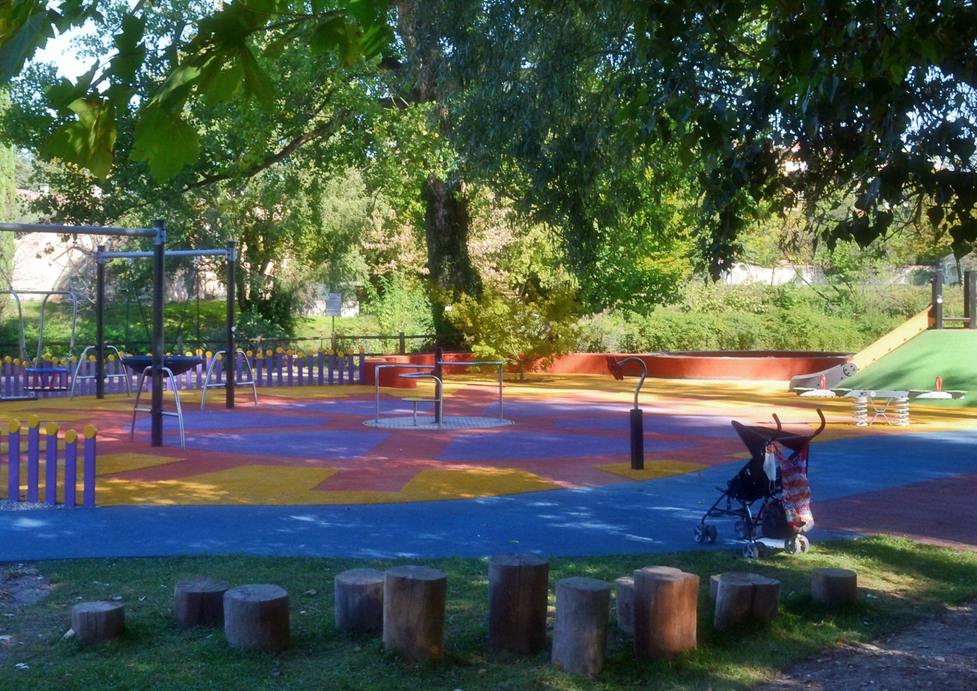 Area gioco inclusiva progettata e non assemblata per stimolare la fantasia e il giocare insieme tra tutti i bambini