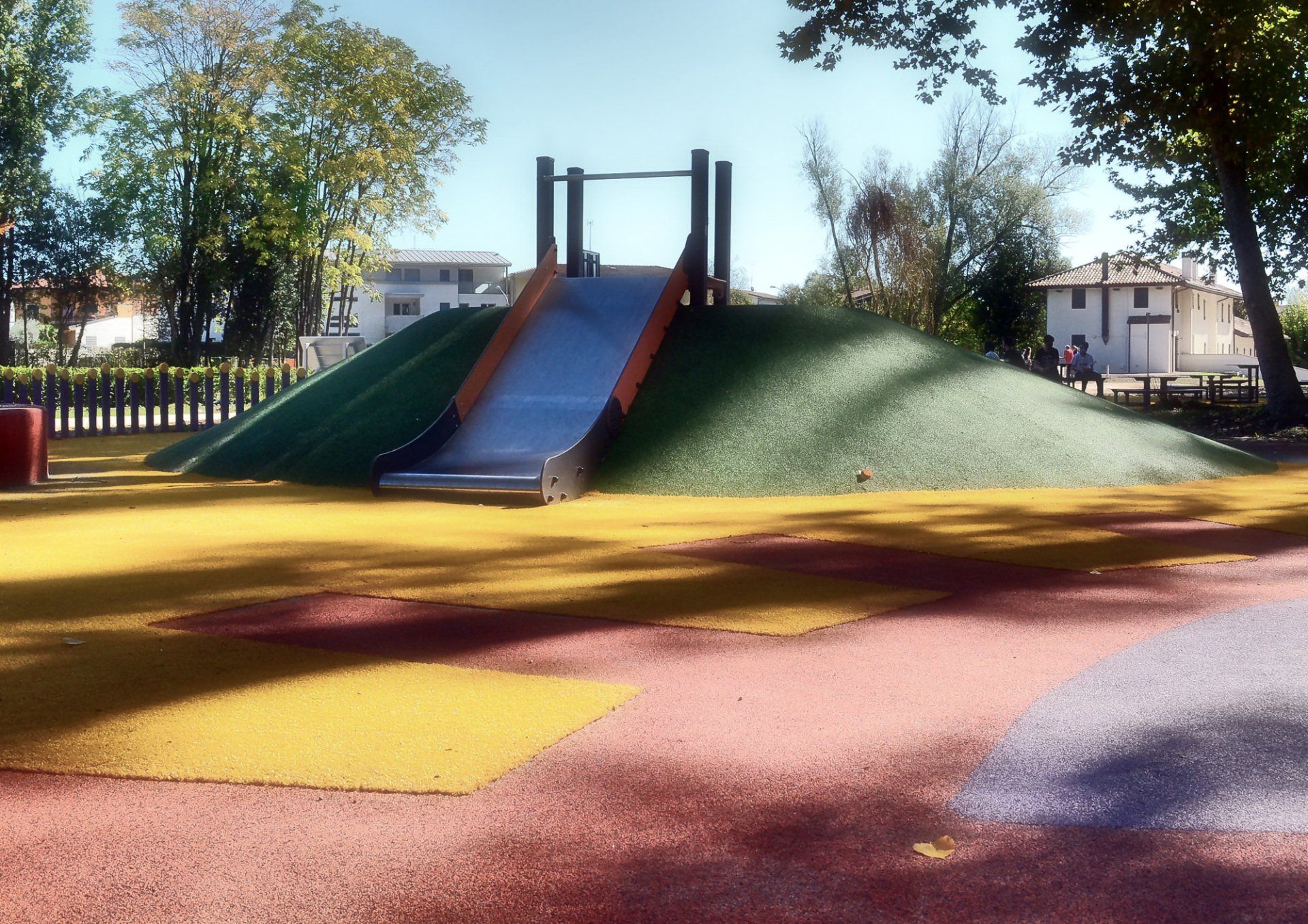 Parco giochi con collinetta per gattonare