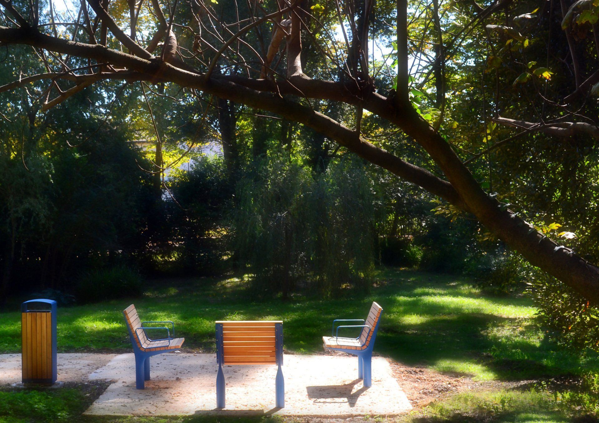 Parco urbano con tavoli e panchine ad altezze diverse per adulti e bambini