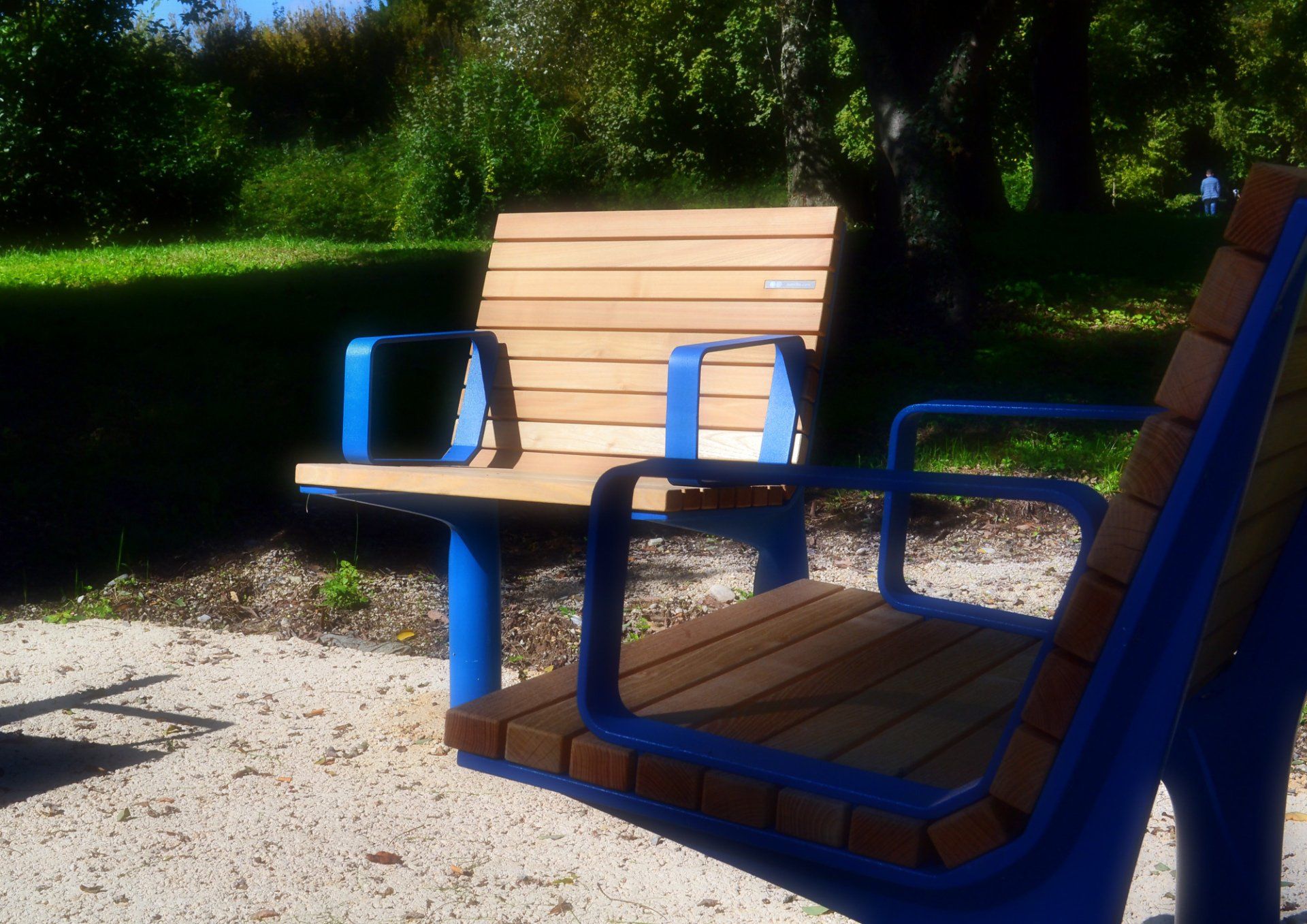 Panchina ergonomica con schienale, braccioli e seduta larga