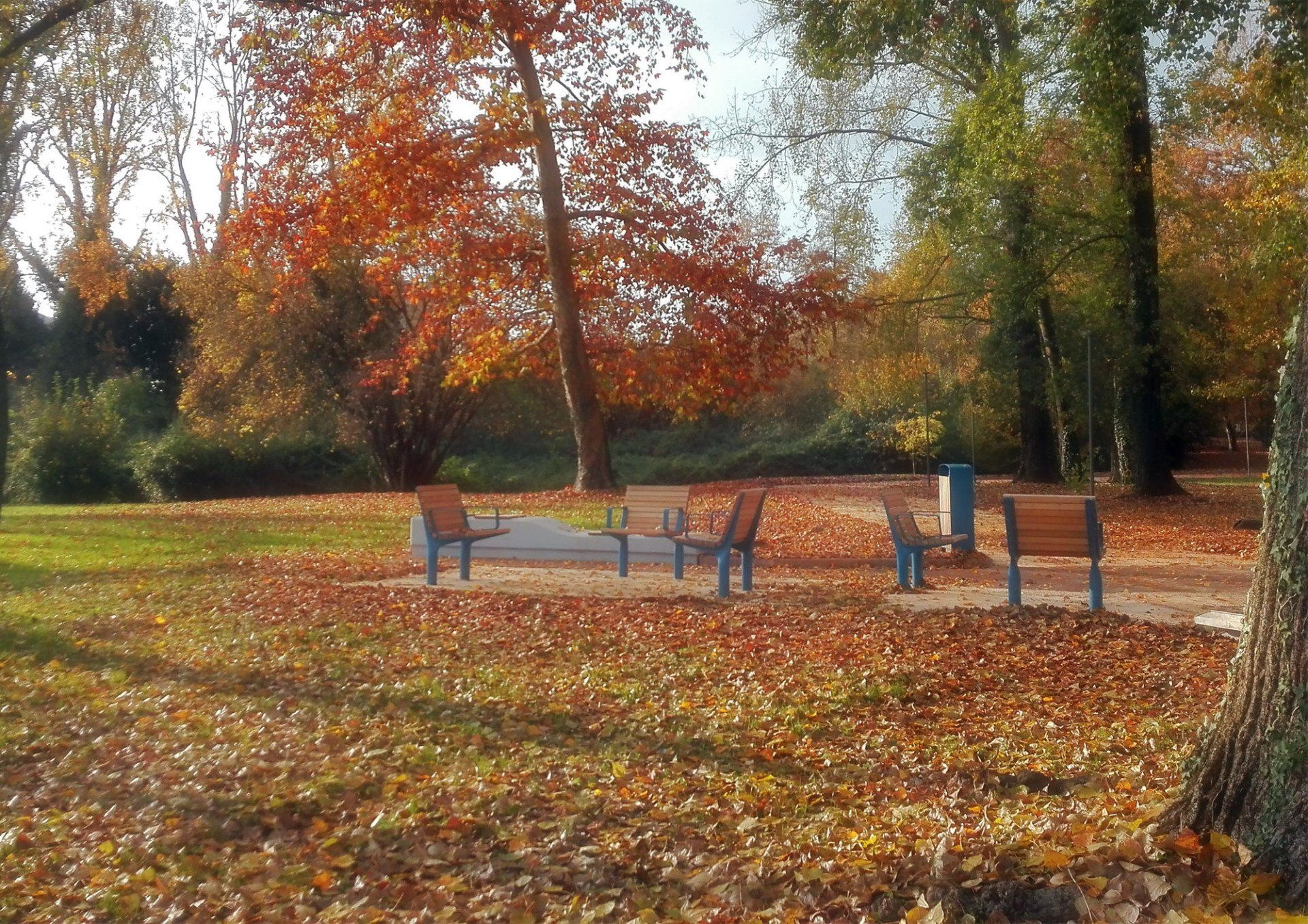 Parco urbano con tavoli e panchine ad altezze diverse per adulti e bambini