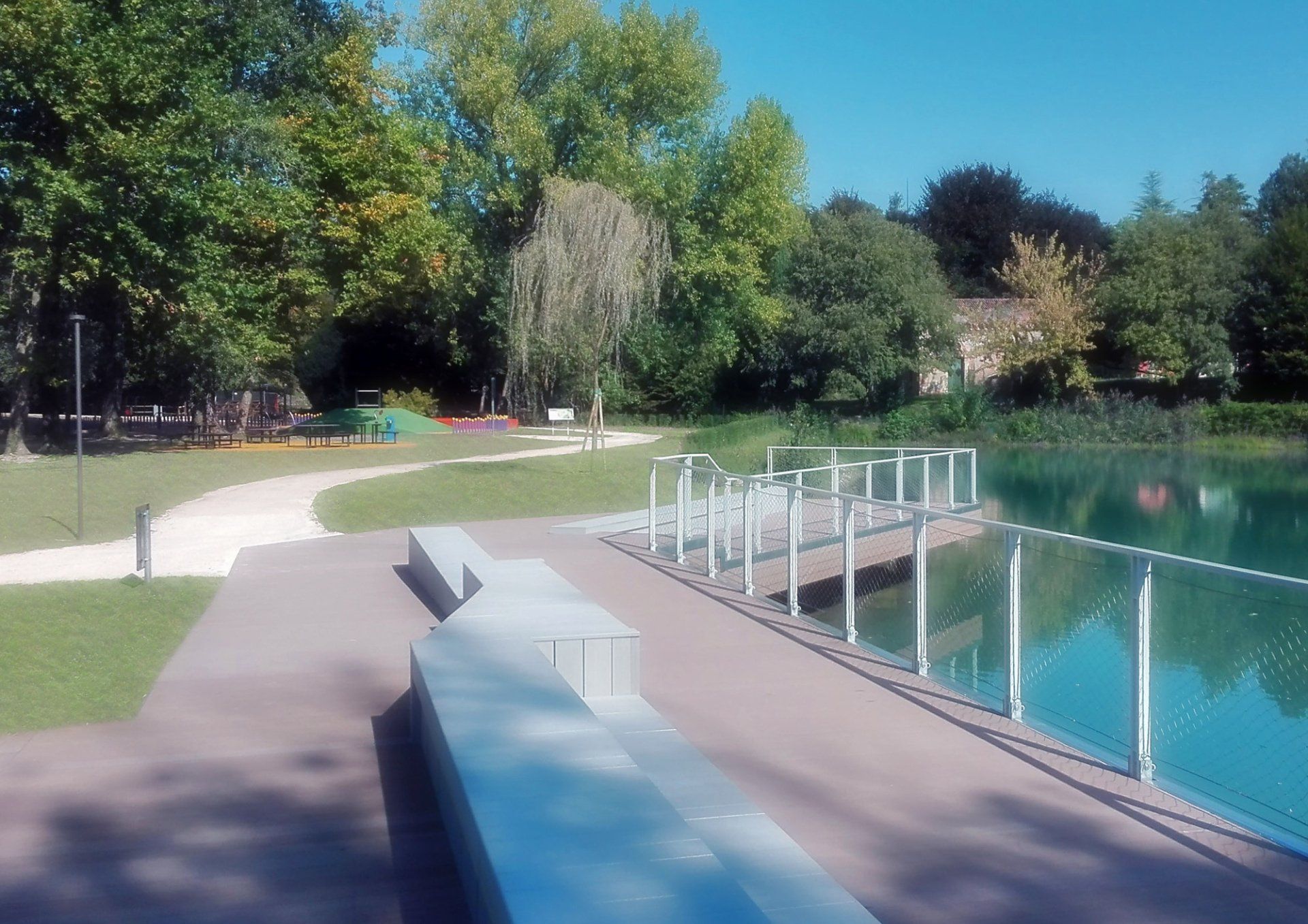 Pontile sul lago con rampe, panchine e guide naturali integrate 