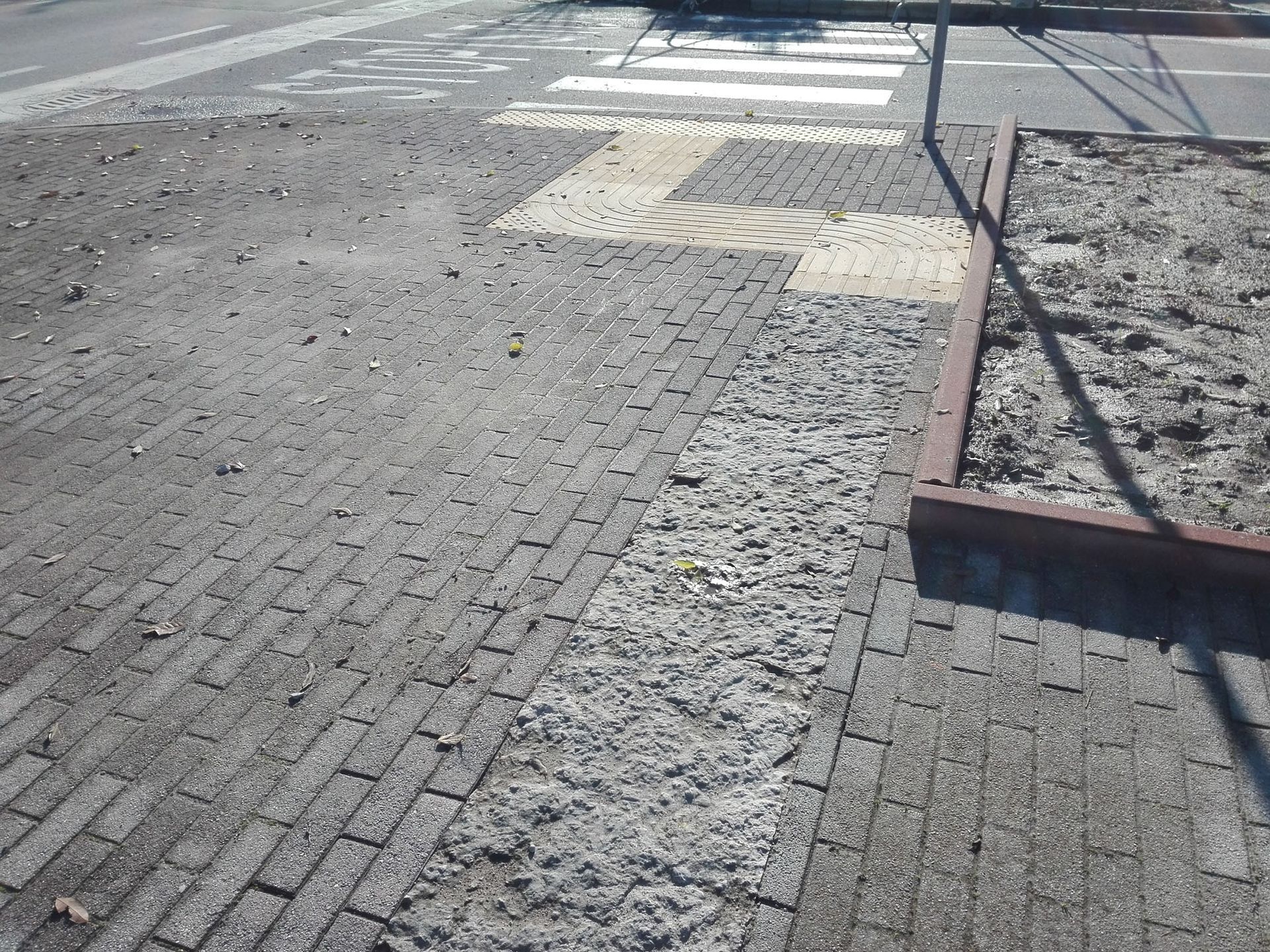 Piazza con segnaletica tattilo plantare integrata nella pavimentazione 