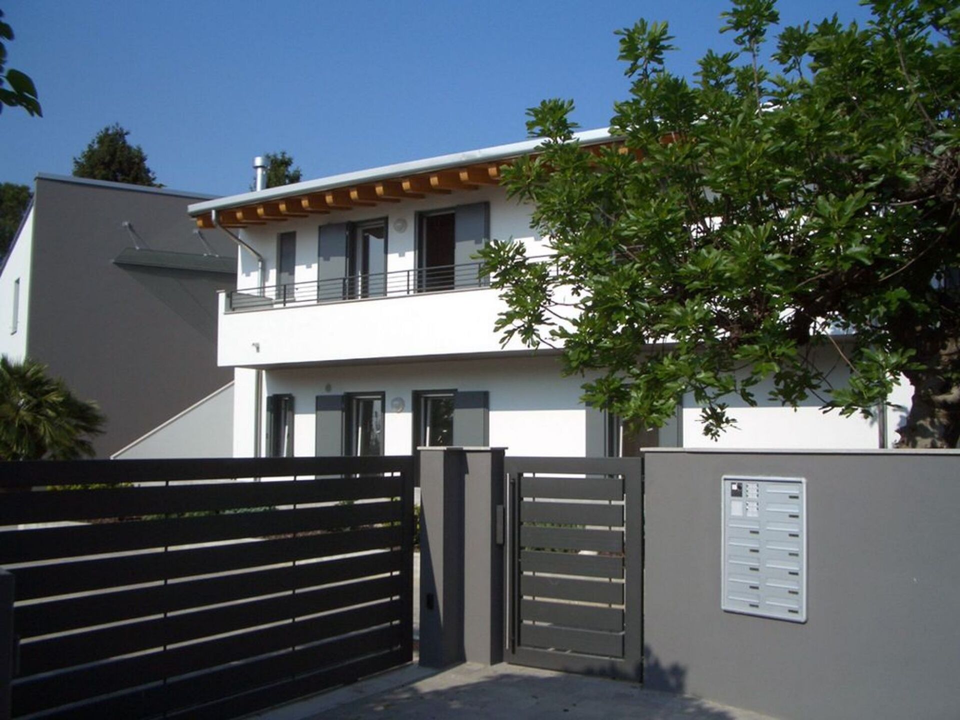 Complesso residenziale, vista dell'ingresso con il giardino