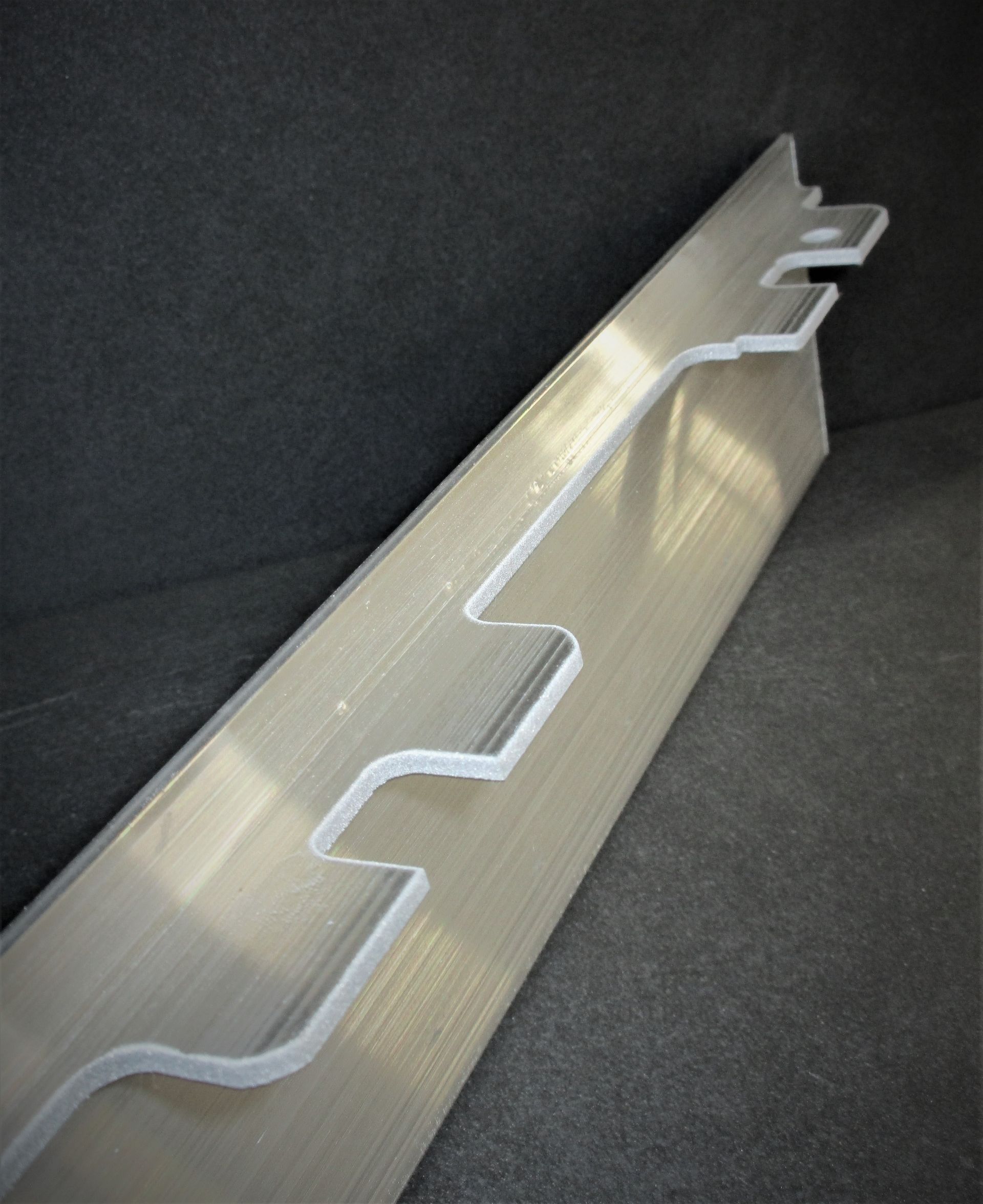 Eine Maschine schneidet ein Stück Metall mit Wasser