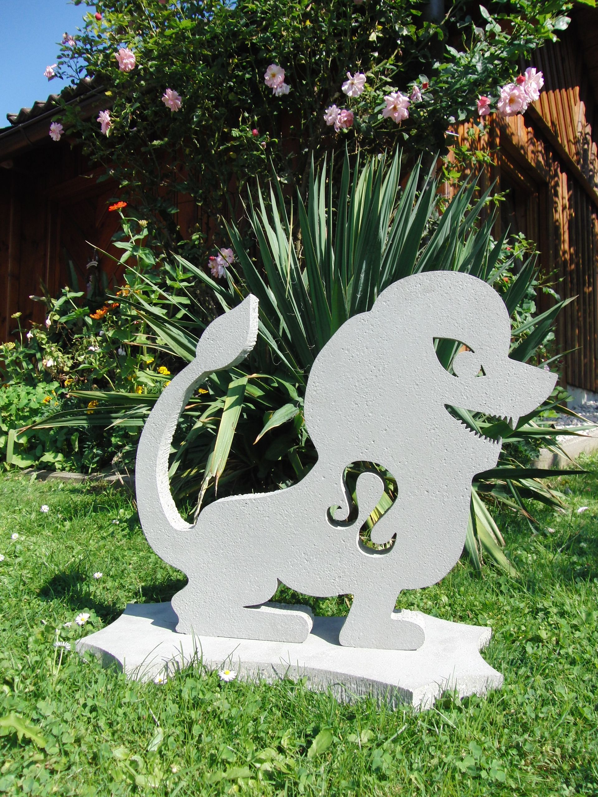 Eine Maschine schneidet ein Stück Metall mit Wasser