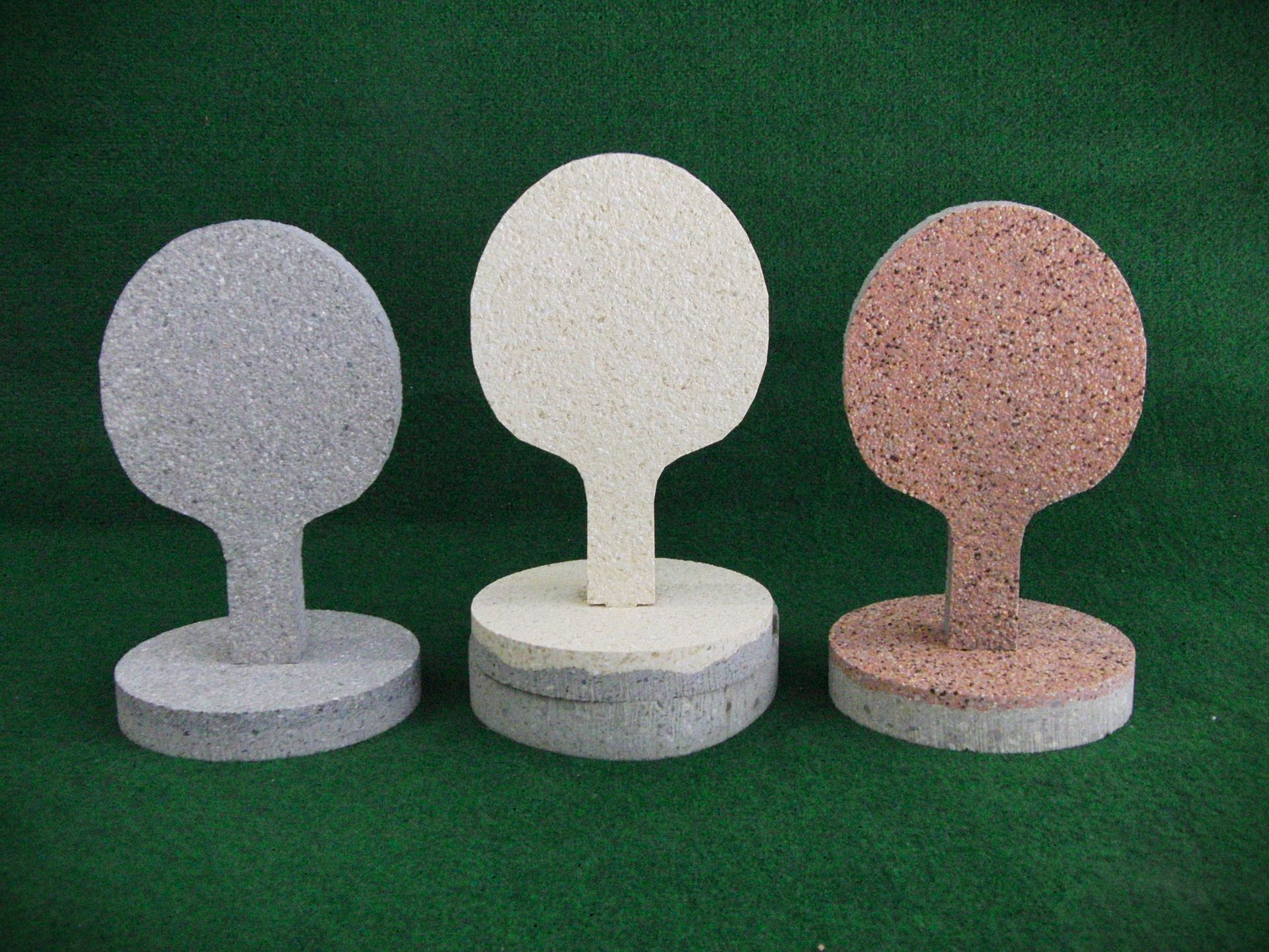 Drei verschiedenfarbige Kreise liegen auf einer grünen Fläche