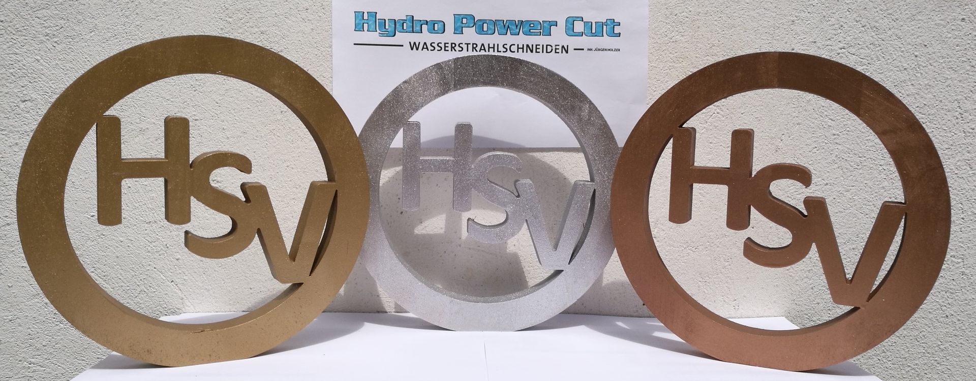 Drei Kreise mit den ausgeschnittenen Buchstaben HSV