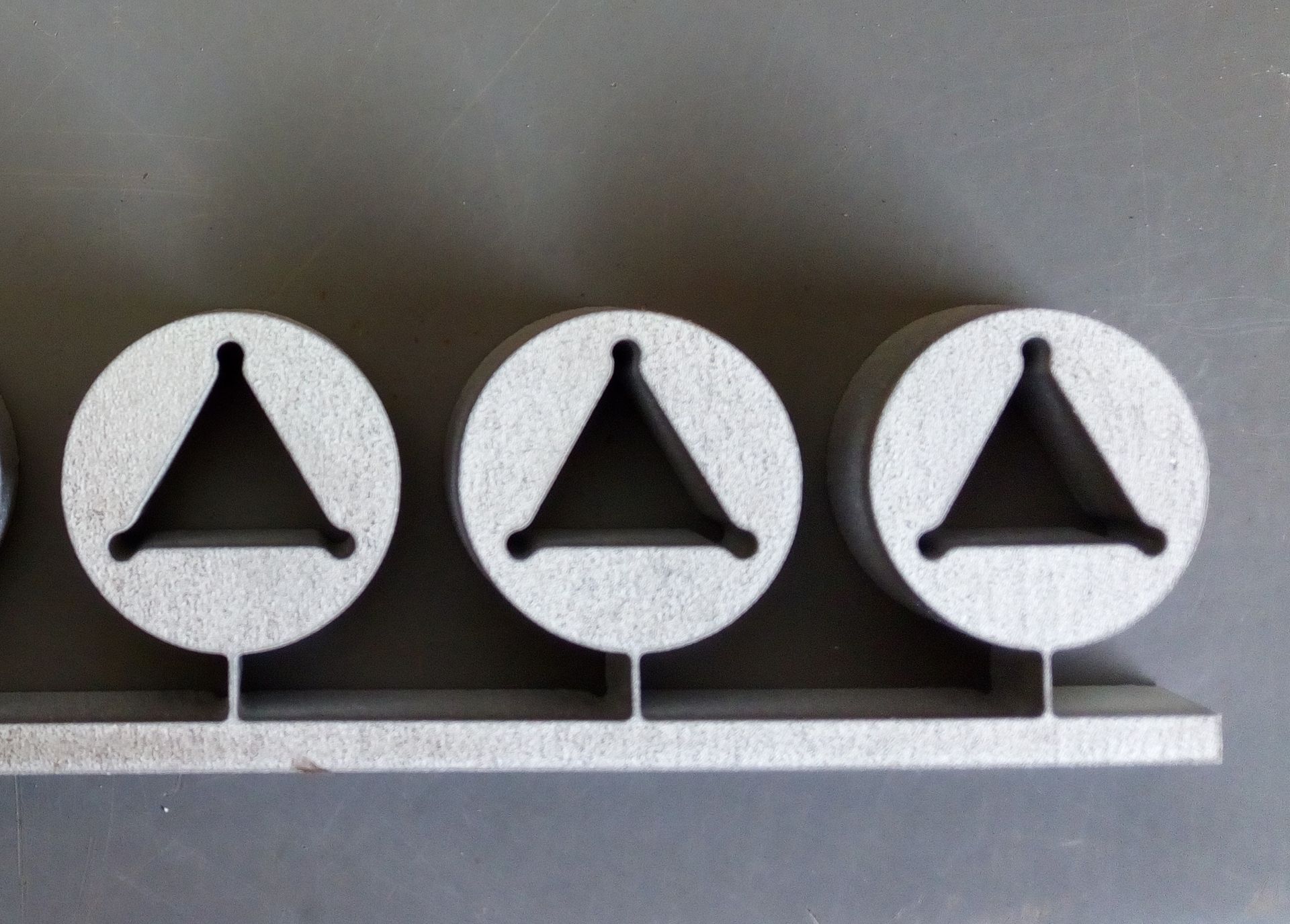 Drei Kreise mit ausgeschnittenen Dreiecken