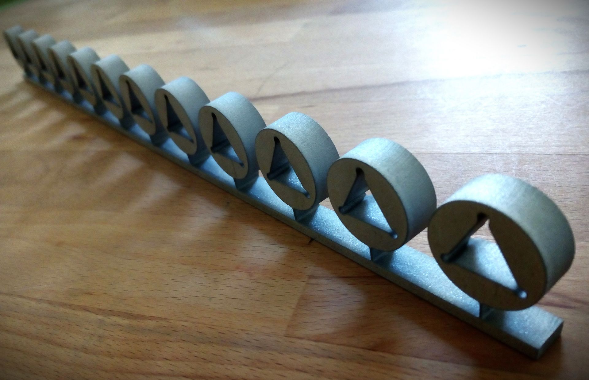 Eine Nahaufnahme einer Holzskulptur auf einem Tisch.