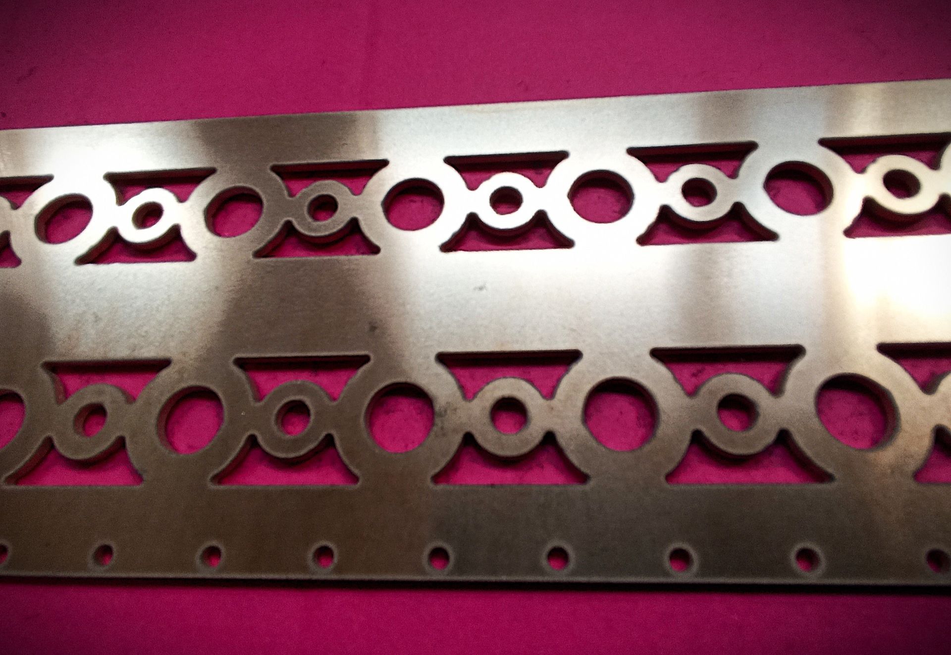 Eine Maschine schneidet ein Stück Metall mit Wasser