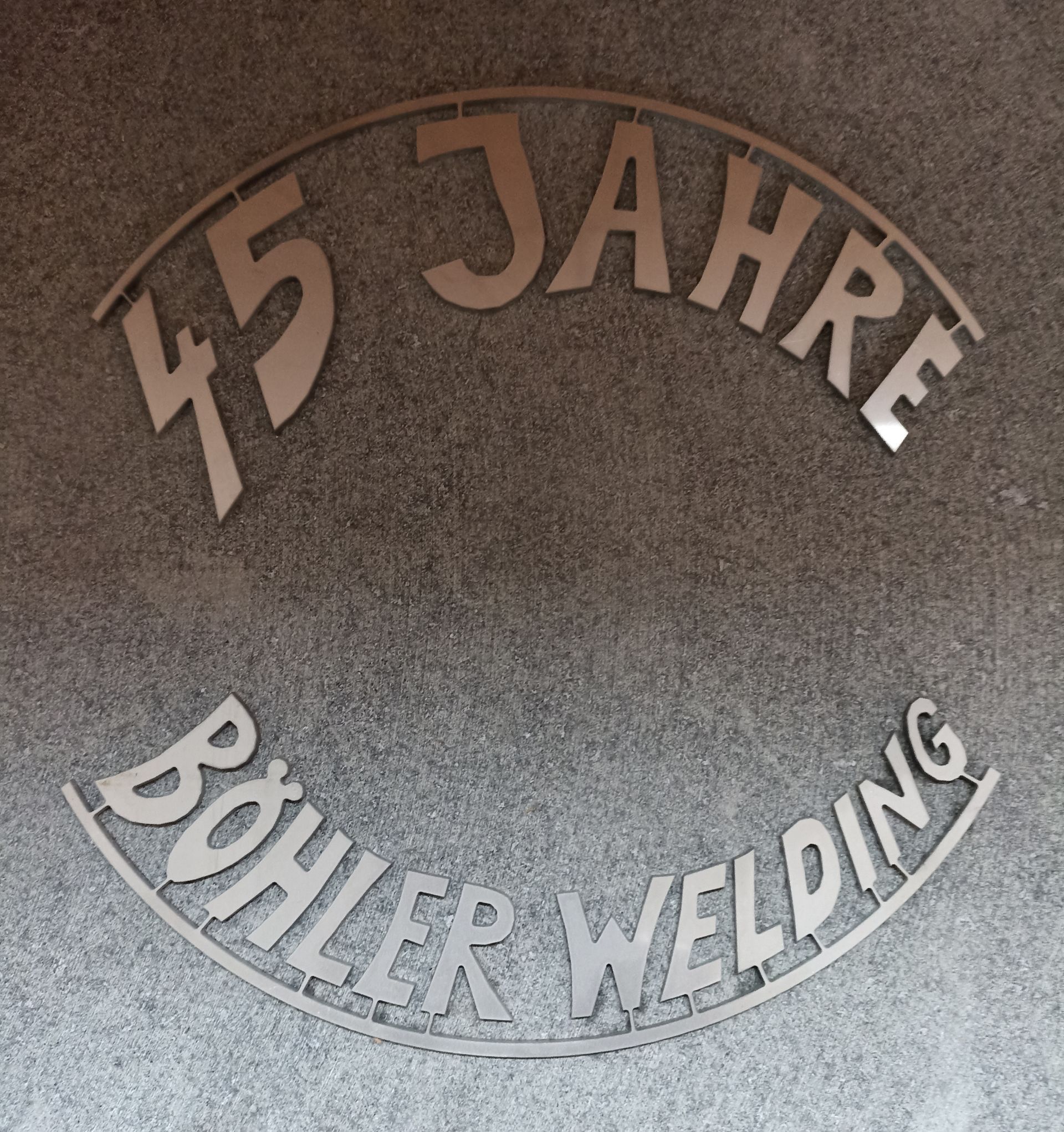 Ein Schild mit der Aufschrift „45 Jahre Böhler Schweißen“