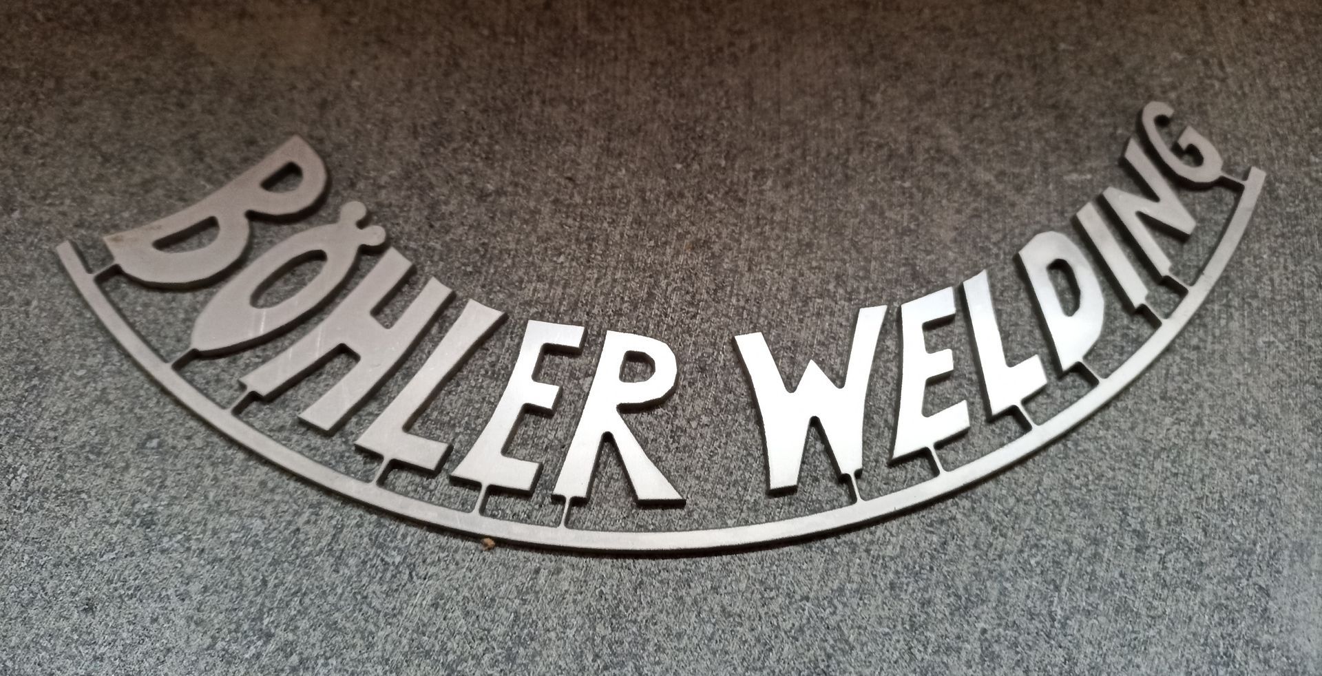 Ein Schild mit der Aufschrift „Böhler Welding“