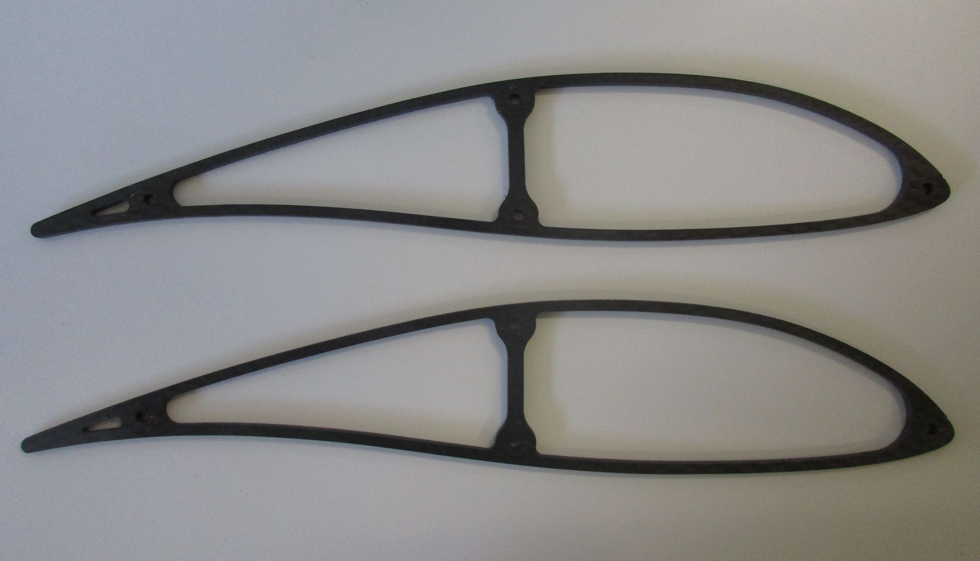 Eine Schere liegt auf einer weißen Fläche