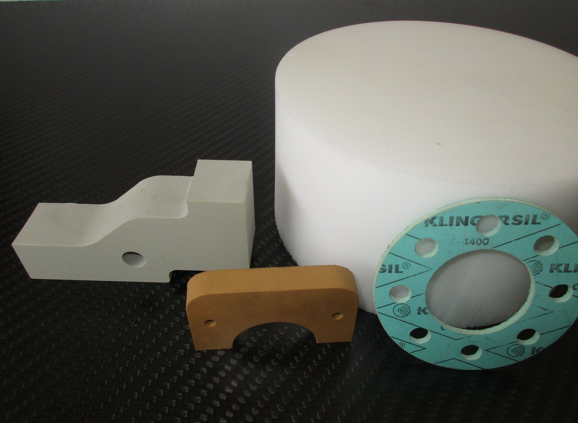 Ein Kreis mit einem grünen Ring, auf dem Kling steht