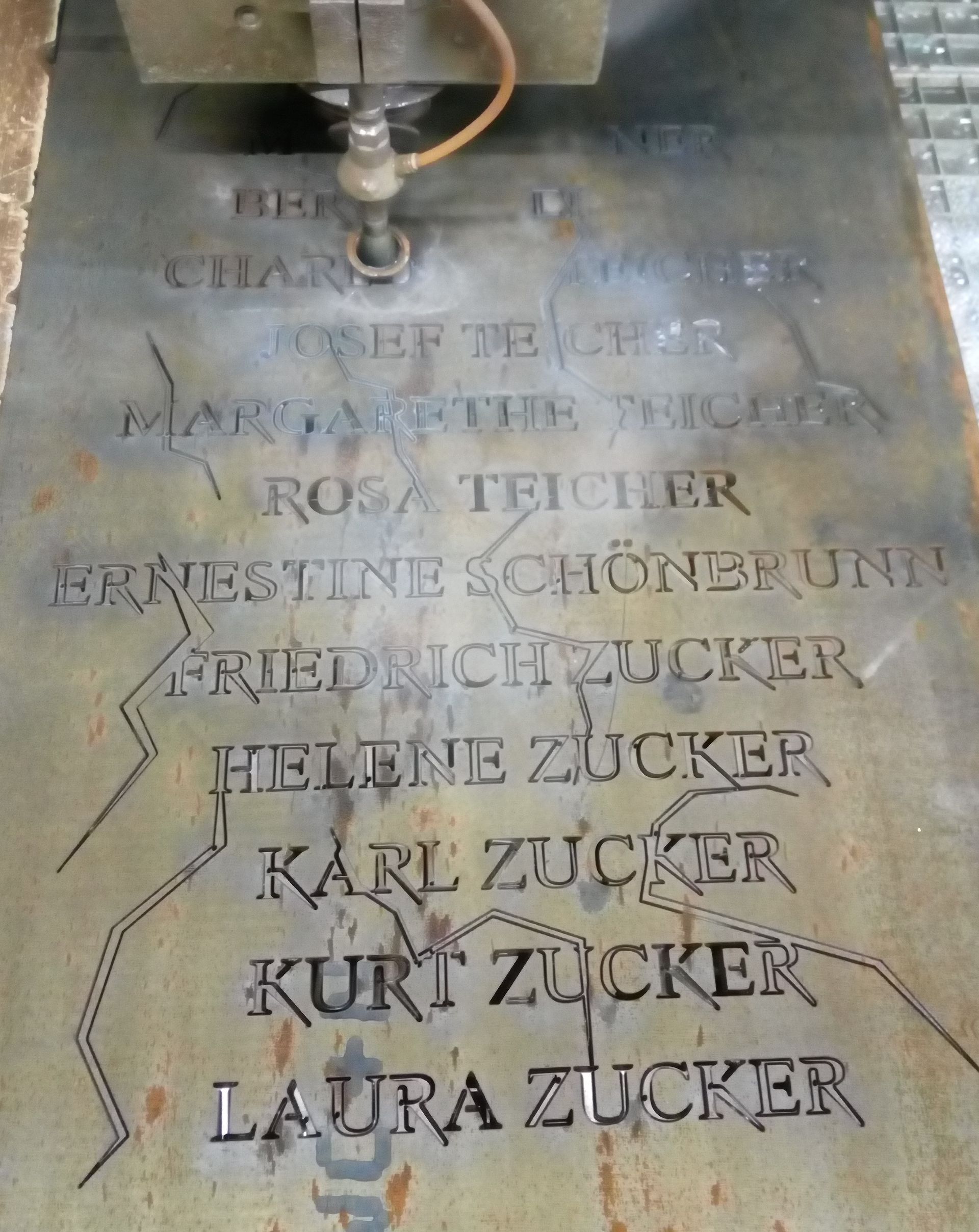 Eine Gedenktafel mit den Namen Karl Zucker und Laura Zucker