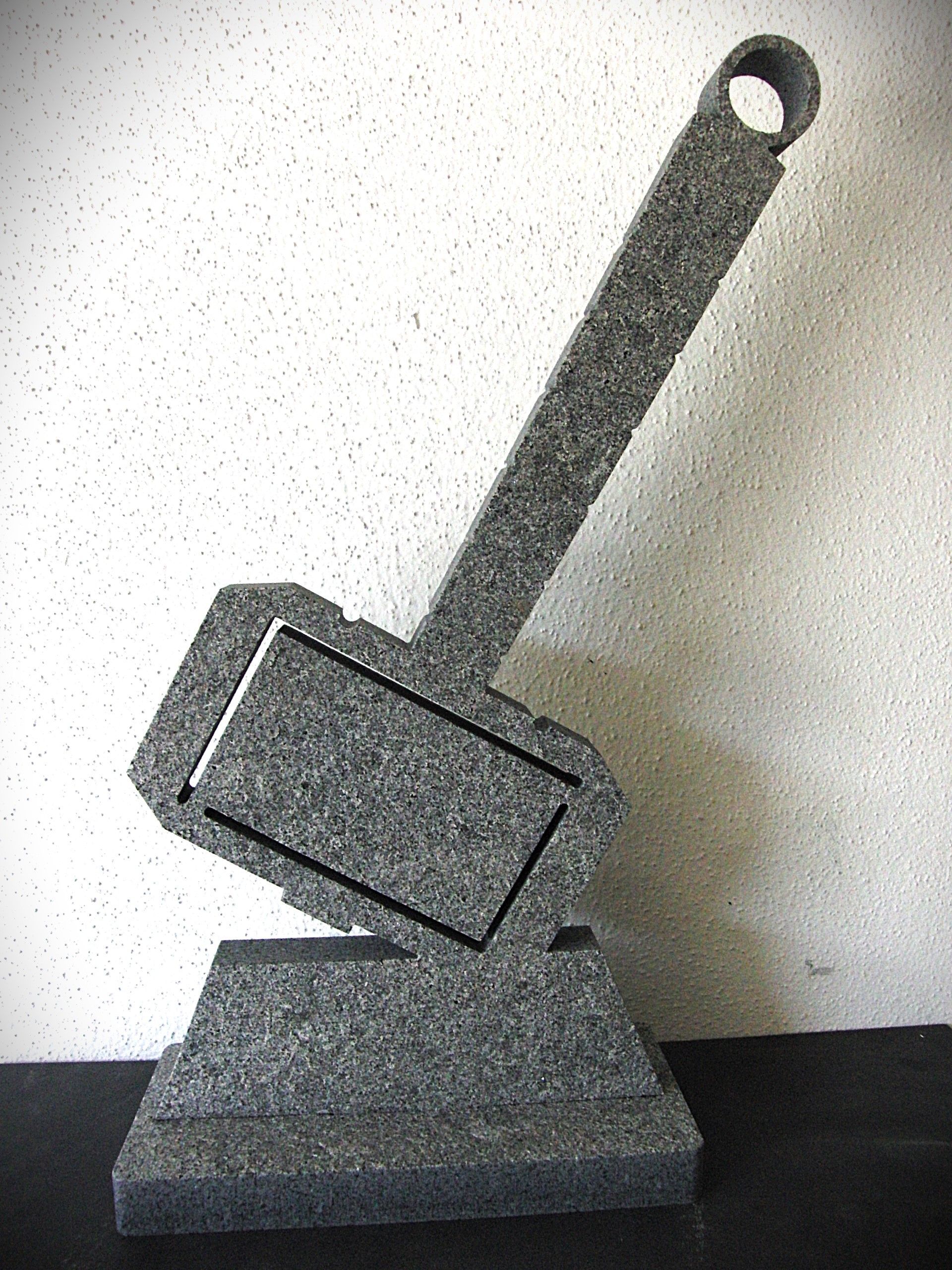 Ein Schwarzweißfoto einer Hammerskulptur