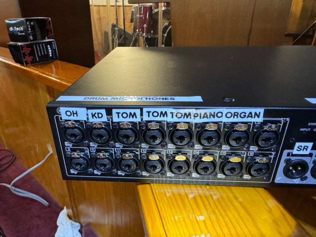A black box with the word tom on it