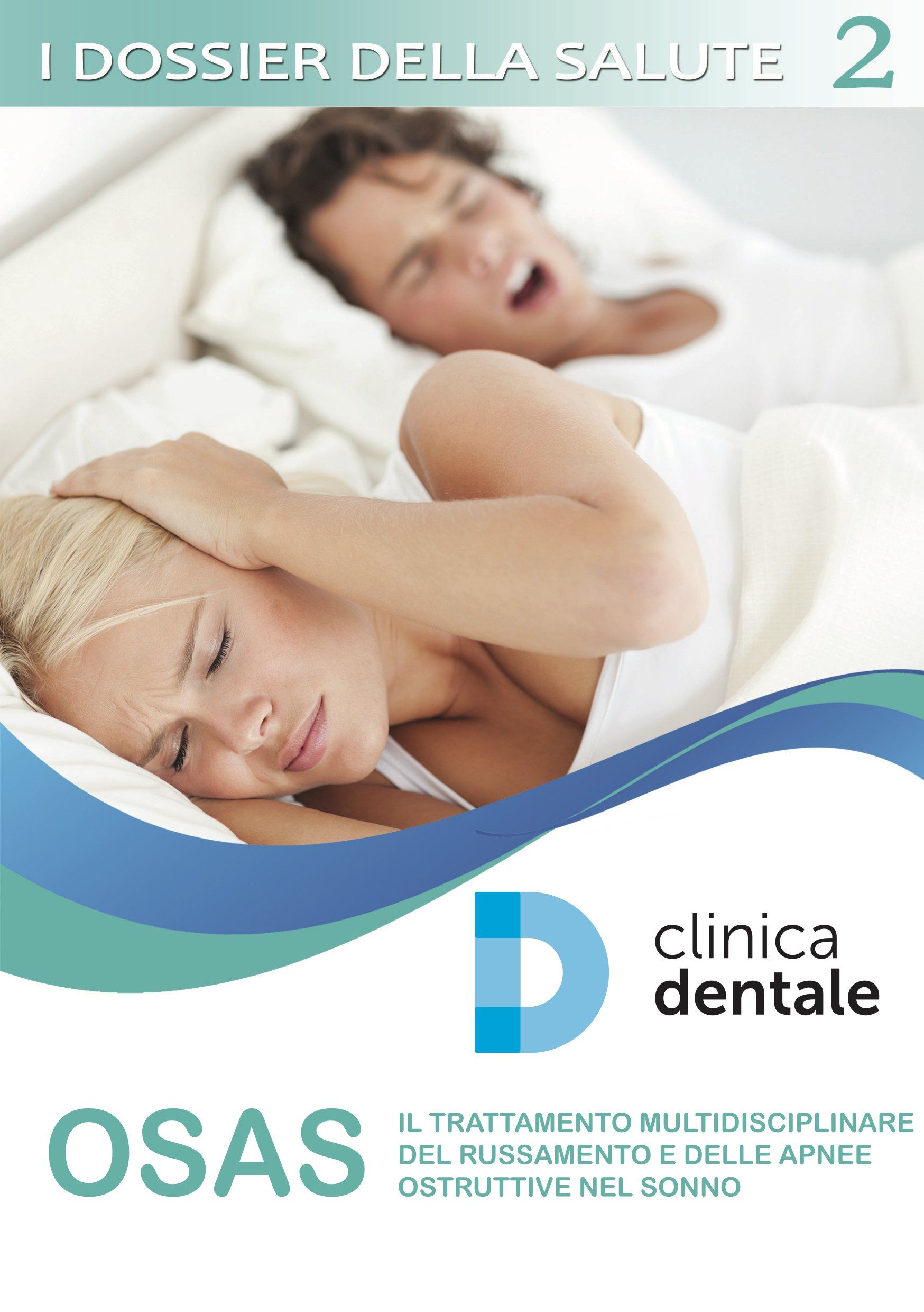 un uomo e una donna dormono su un letto con le mani sulle orecchie