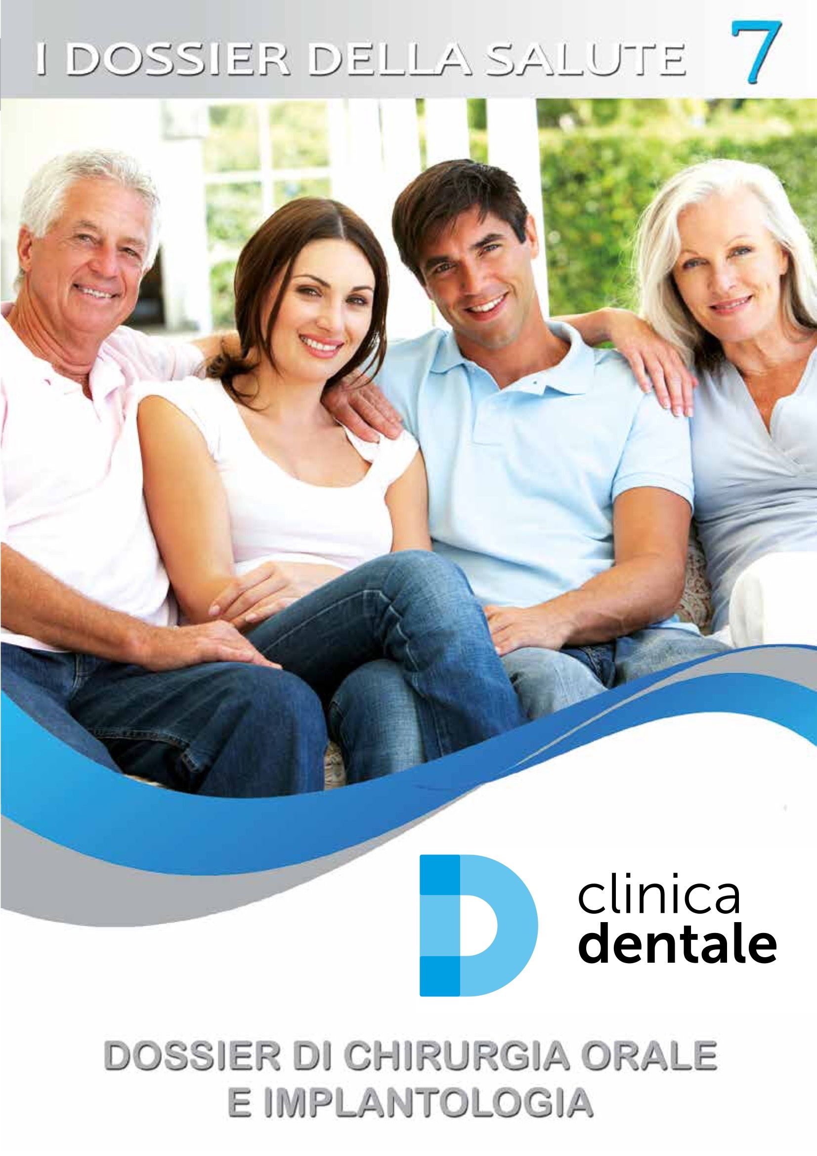 Un gruppo di persone è seduto su un divano e sorride.