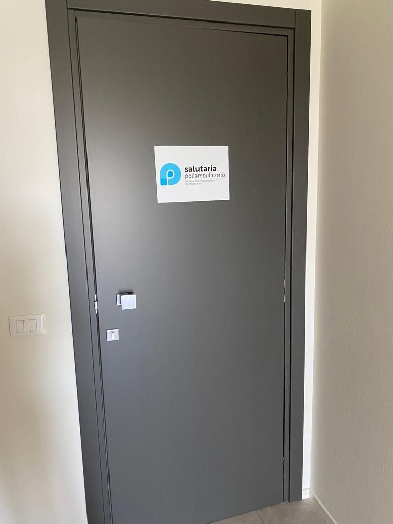 una donna in piedi davanti alla porta di una clinica dentale: Clinica Dentale a Bolzano Vicentino