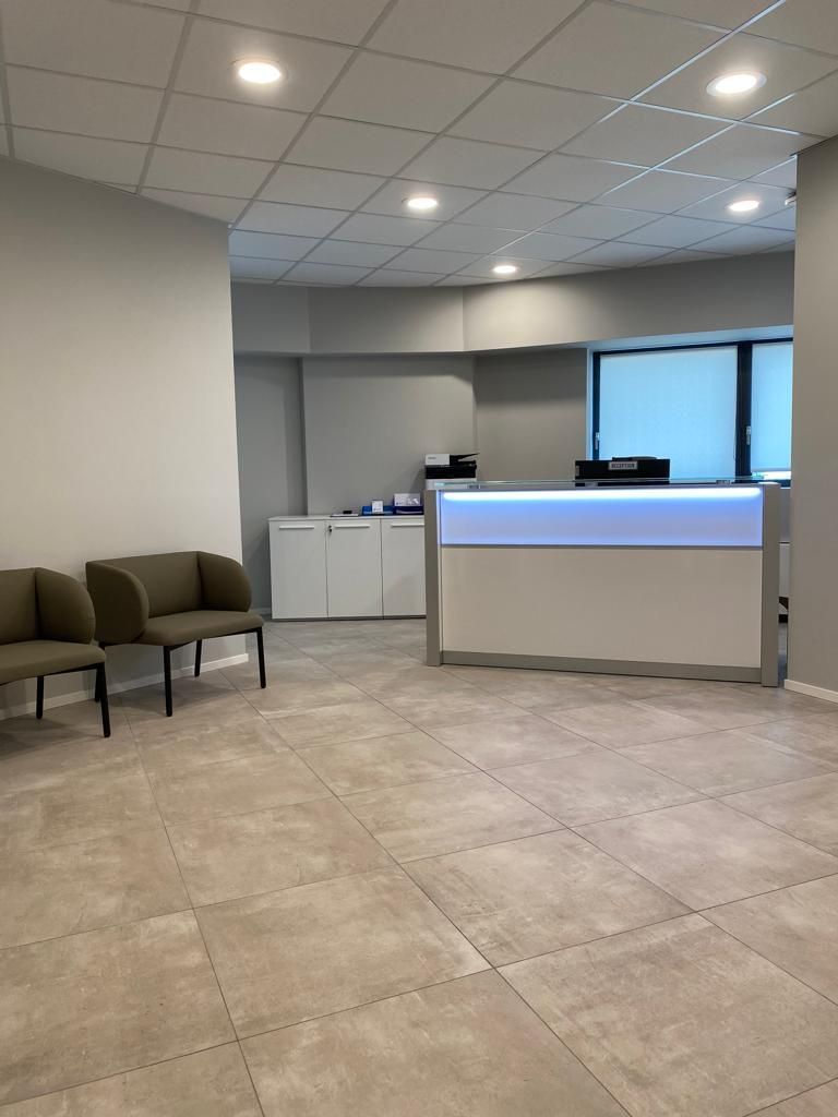 un gruppo di donne in piedi al tavolo di un ufficio: Clinica Dentale a Bolzano Vicentino