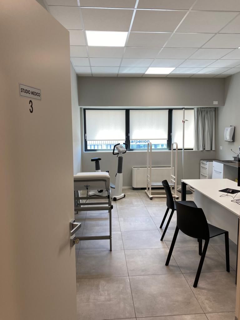 una scala di legno conduce al secondo piano di un edificio: Clinica Dentale a Bolzano Vicentino