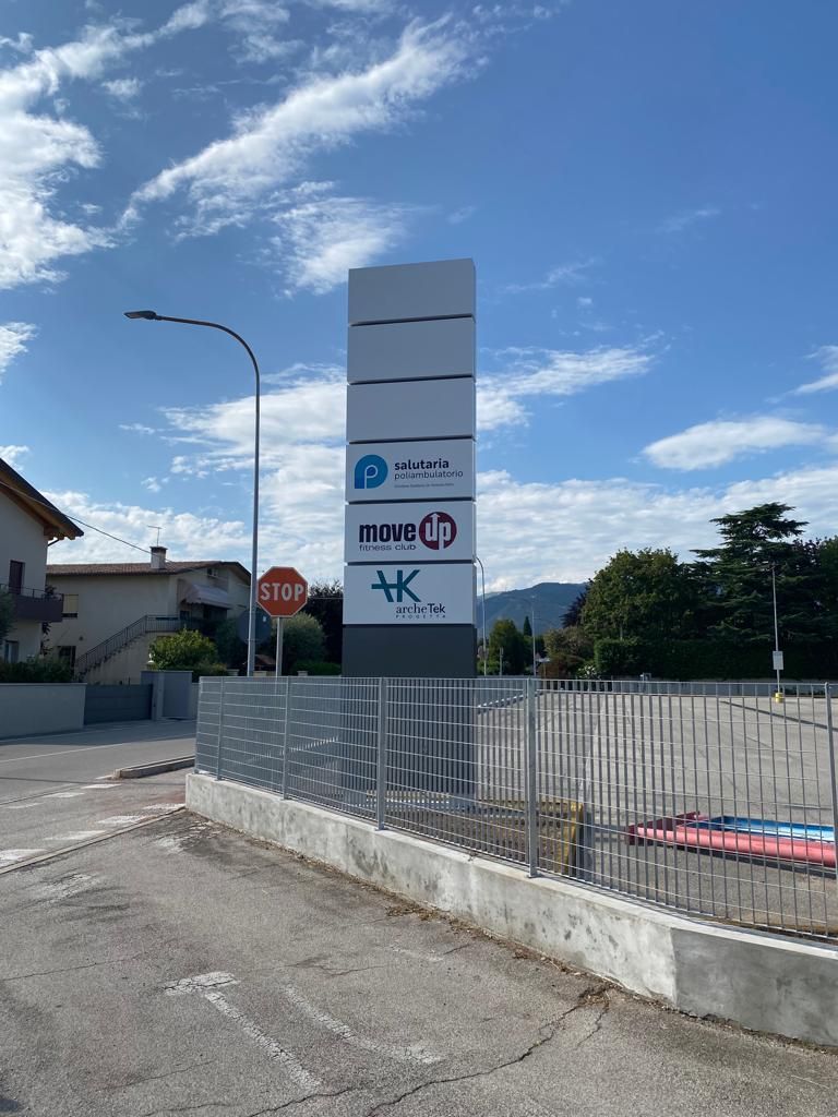 un edificio con sopra la scritta clinica dentale: Clinica Dentale a Bolzano Vicentino