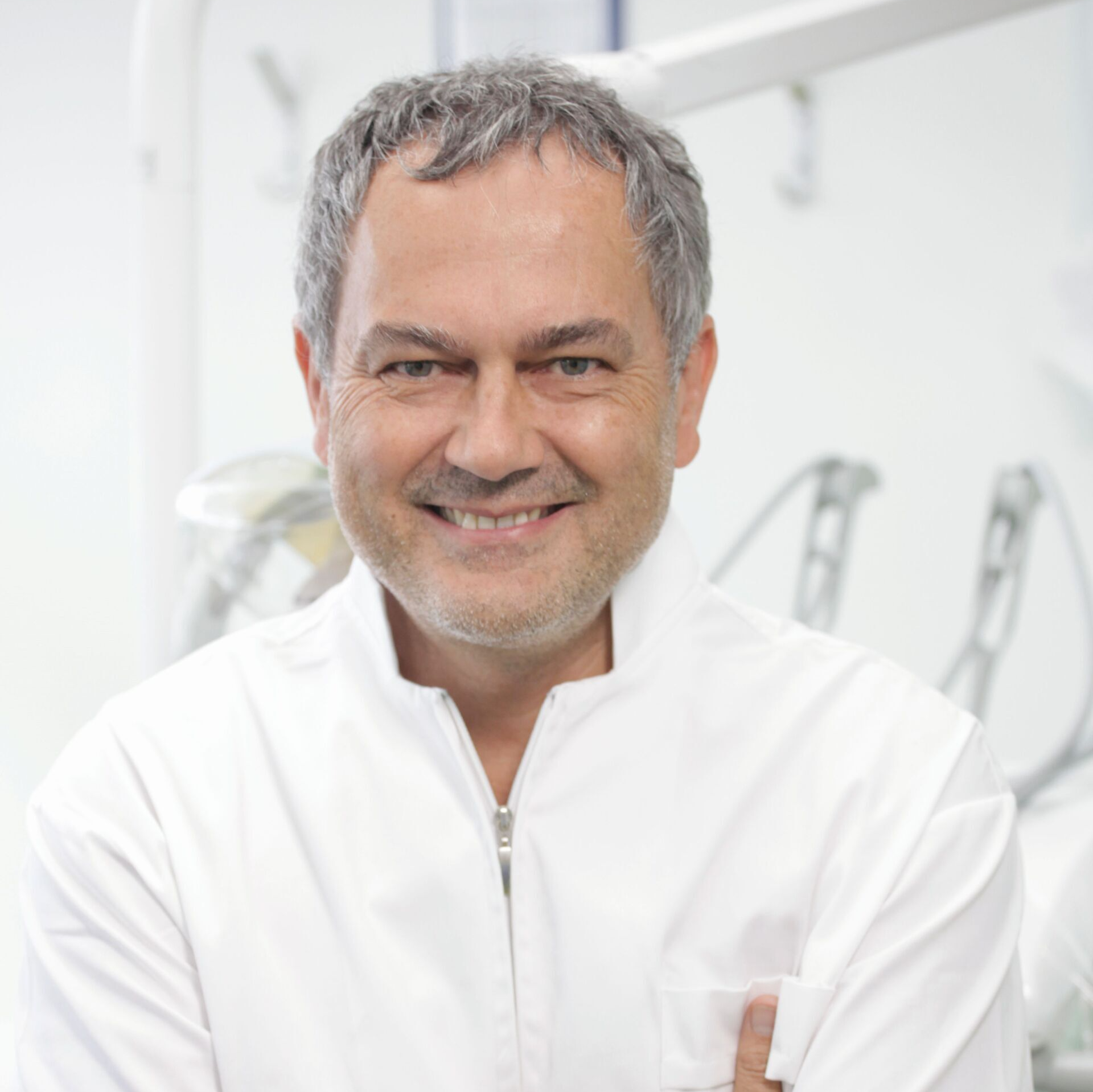Un dentista sta esaminando i denti di un paziente in uno studio dentistico.