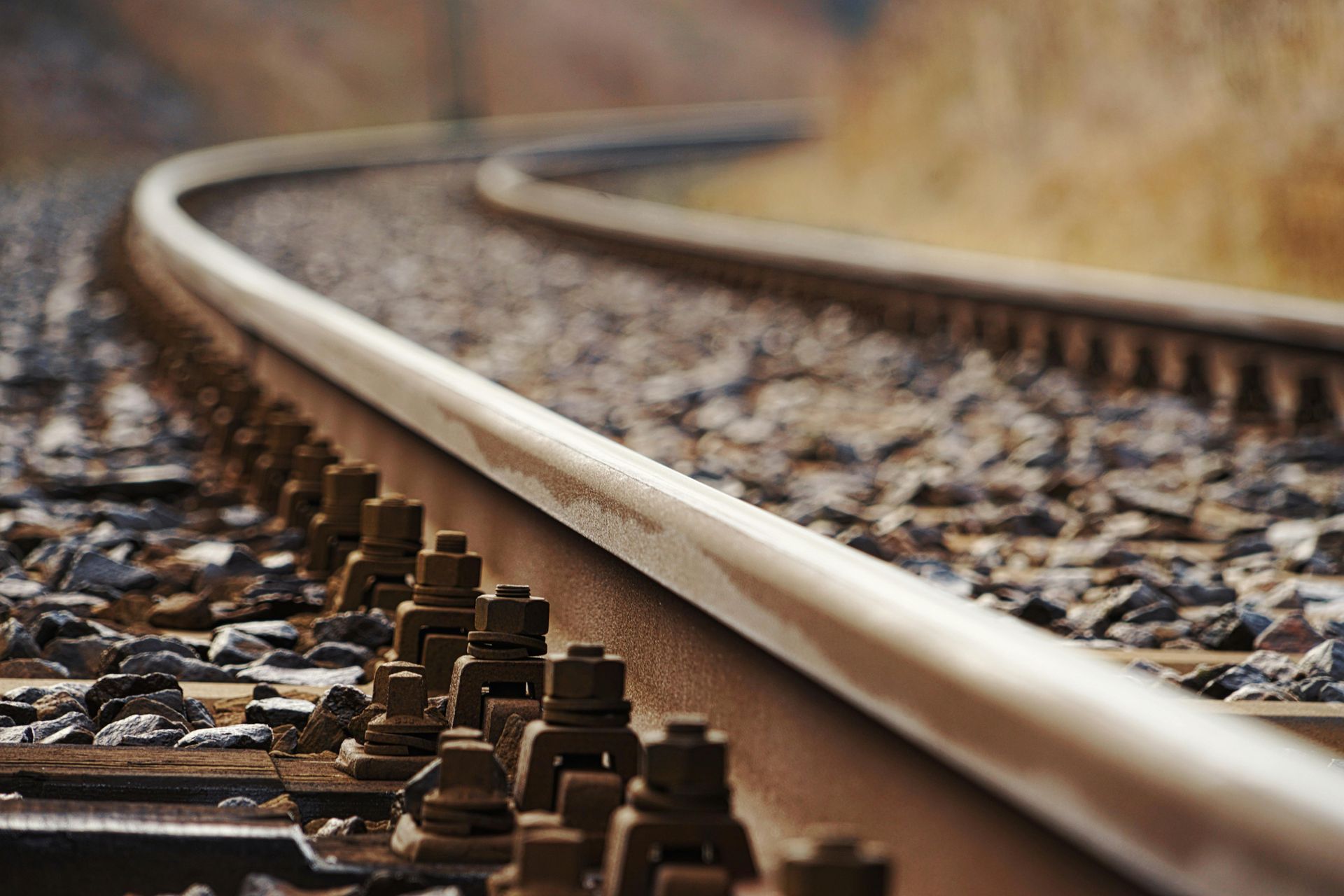 A close up of a train track that is curved