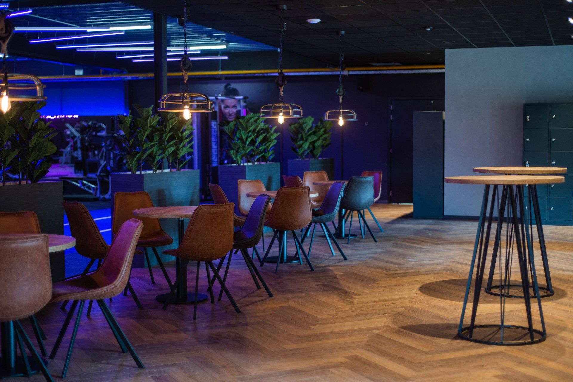 Er staan veel tafels en stoelen in deze kamer.