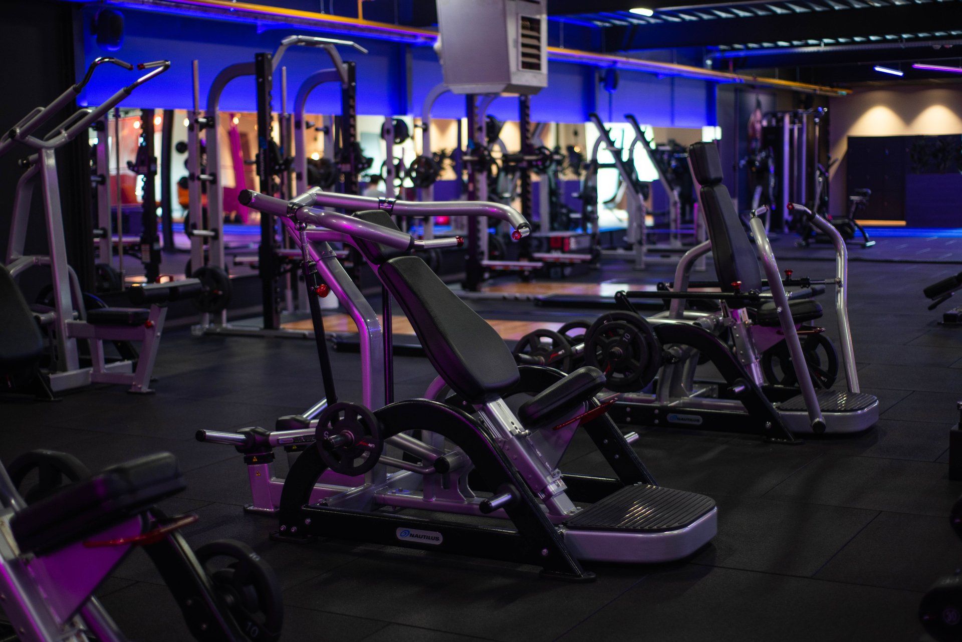 Een sportschool vol met fitnessapparatuur.