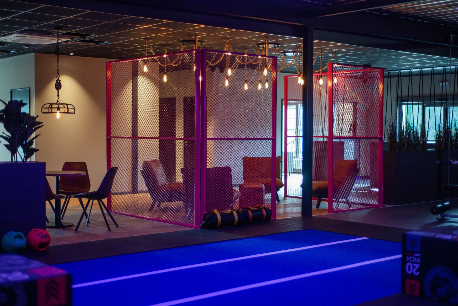 Een kamer met een zwembad, een tafel en stoelen.