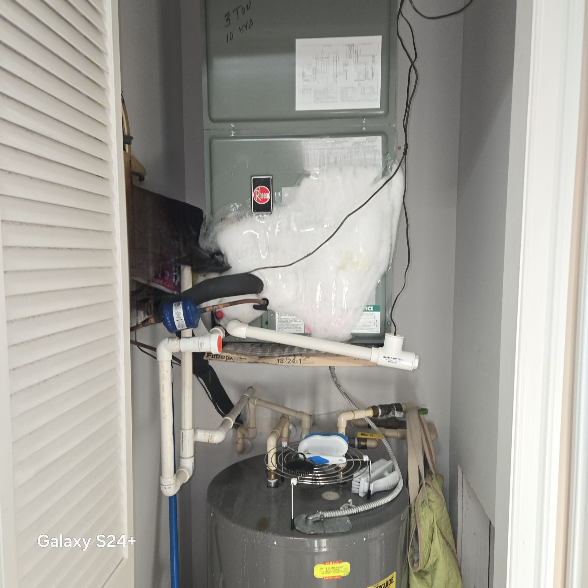 A picture of a water heater taken by a galaxy s21